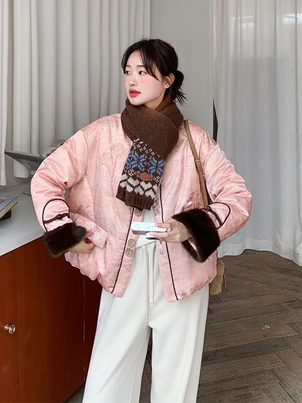 Шикарное розовое пальто с цветочным принтом, женское, с белым пуховым наполнителем, теплое, длинное, в китайском стиле, зимнее.
Шикарное розовое пальто с цветочным принтом, женское, с белым пуховым наполнителем, теплое, длинное, в китайском стиле, зимнее.