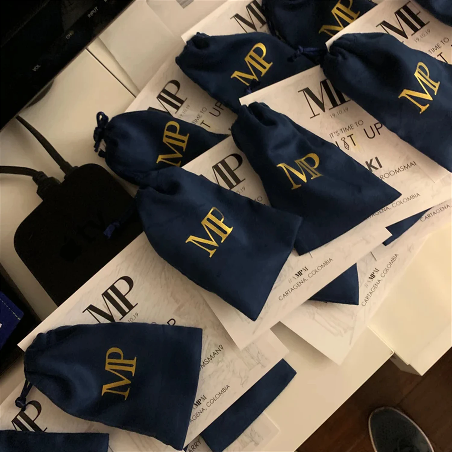 50pcs custom jewelry packaging pouch Cotton canvas bags personalized logo with ribbon bag chic small pouch jewellery packaging
50pcs custom jewelry packaging pouch Cotton canvas bags personalized logo with ribbon bag chic small pouch jewellery packaging