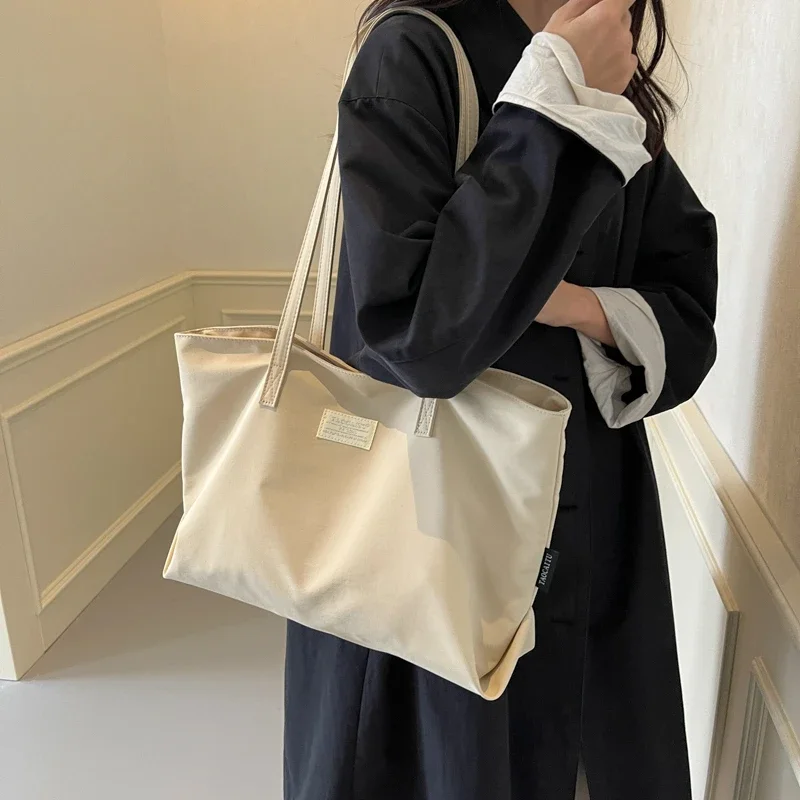 Autumn Bestseller Leisure Nylon Tote Bag High-capacity Light Commuting To Work Versatile Practical The Single Shoulder Bag
Autumn Bestseller Leisure Nylon Tote Bag High-capacity Light Commuting To Work Versatile Practical The Single Shoulder Bag