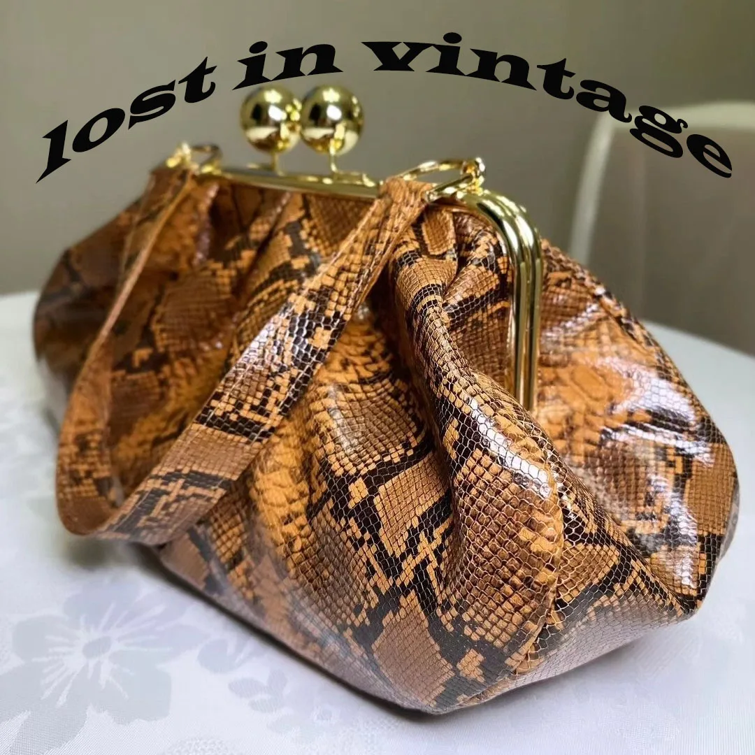 xLost in Vintage Snakeskin Python Leather Frame Top Handle Bag 38x22x12cm Frame Clutch Big Gold Kiss Lock Bags with Folded Purse
xLost in Vintage Snakeskin Python Leather Frame Top Handle Bag 38x22x12cm Frame Clutch Big Gold Kiss Lock Bags with Folded Purse