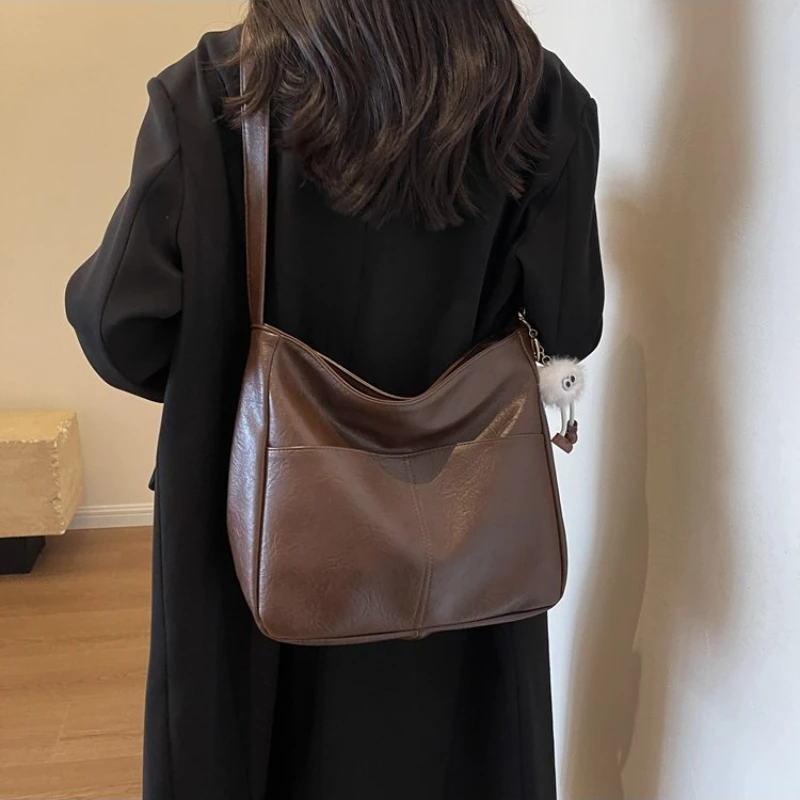 Minimalist Brown Vintage Tote Bag, Distressed Faux Leather Finish with Adjustable Strap, Versatile Everyday Work & Outings
Minimalist Brown Vintage Tote Bag, Distressed Faux Leather Finish with Adjustable Strap, Versatile Everyday Work & Outings