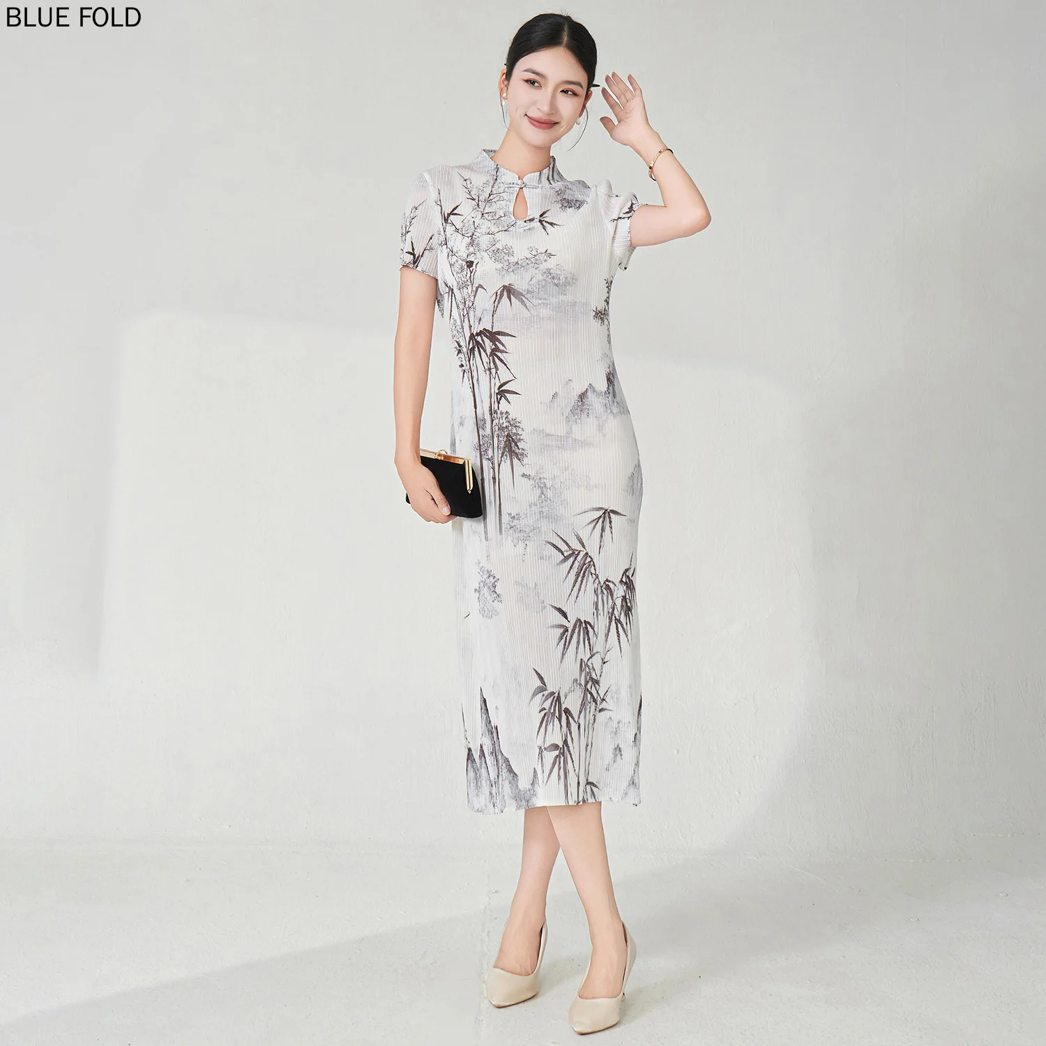 Absolute Beauty of the New Chinese Improved Cheongsam Retro Ink Print Split Fashion Temperament and Elegance Miyake Dresses
Absolute Beauty of the New Chinese Improved Cheongsam Retro Ink Print Split Fashion Temperament and Elegance Miyake Dresses