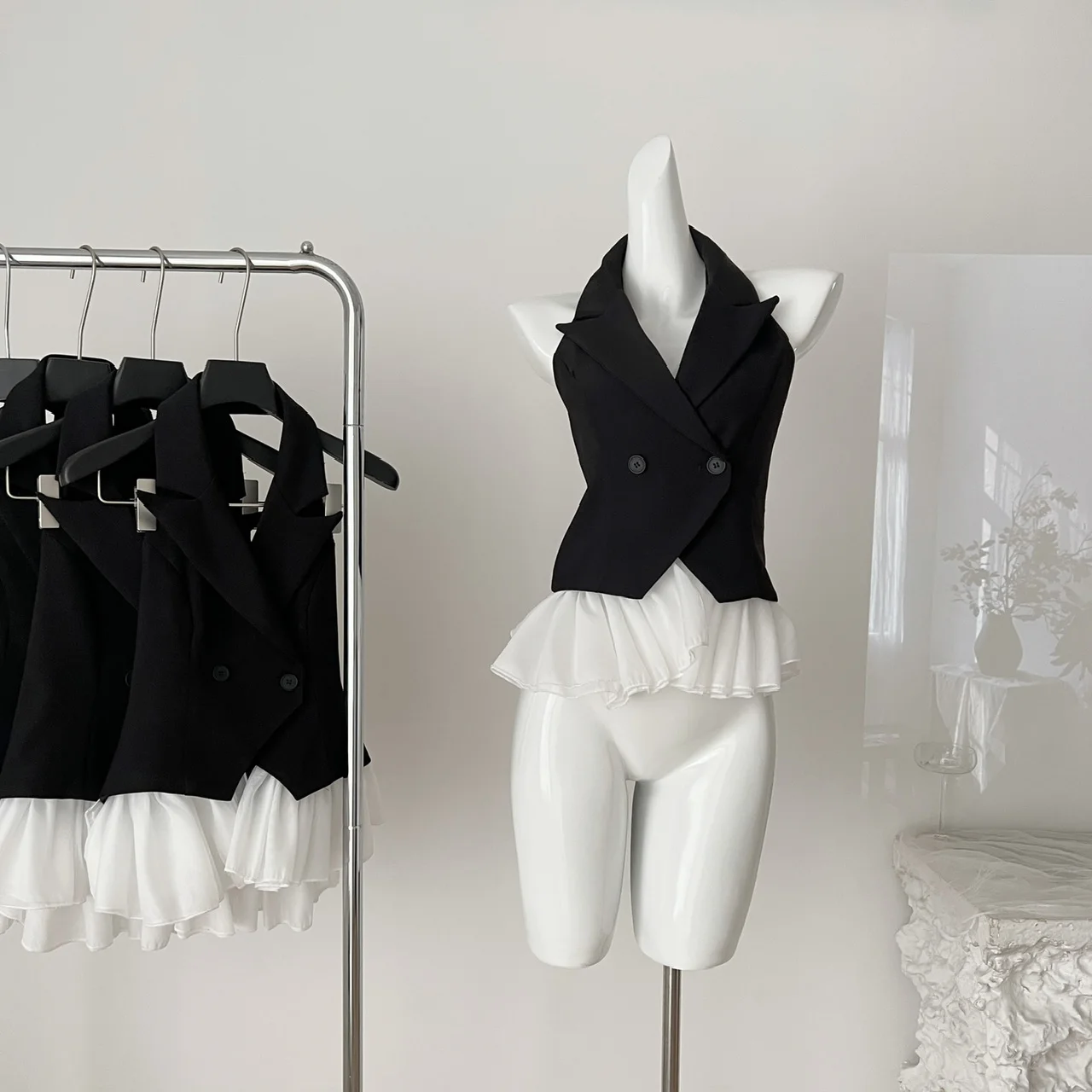 2025 New Women's Spicy Girl Hanging Neck Strap Vest Women's Outerwear Summer High End Black Sleeveless Top
2025 New Women's Spicy Girl Hanging Neck Strap Vest Women's Outerwear Summer High End Black Sleeveless Top