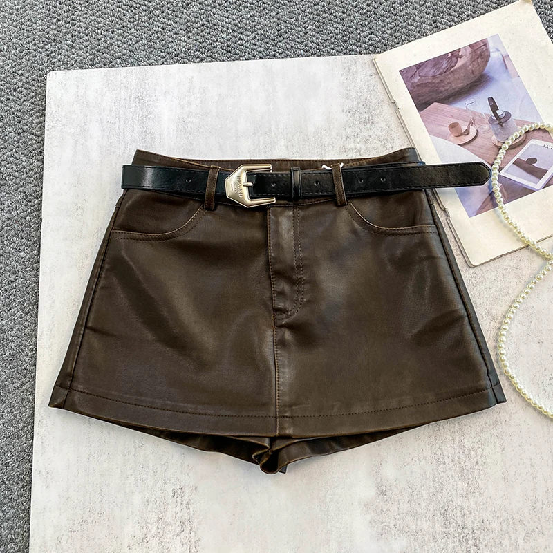Autumn winter leather shorts women's new high-end spicy girl high waist slim and tall figure design retro PU leather pants
Autumn winter leather shorts women's new high-end spicy girl high waist slim and tall figure design retro PU leather pants