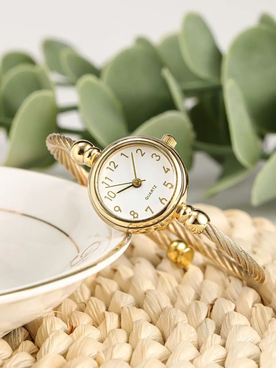 1pc Vintage Retro Roman Numeral Women Quartz Wrist Watch
1pc Vintage Retro Roman Numeral Women Quartz Wrist Watch