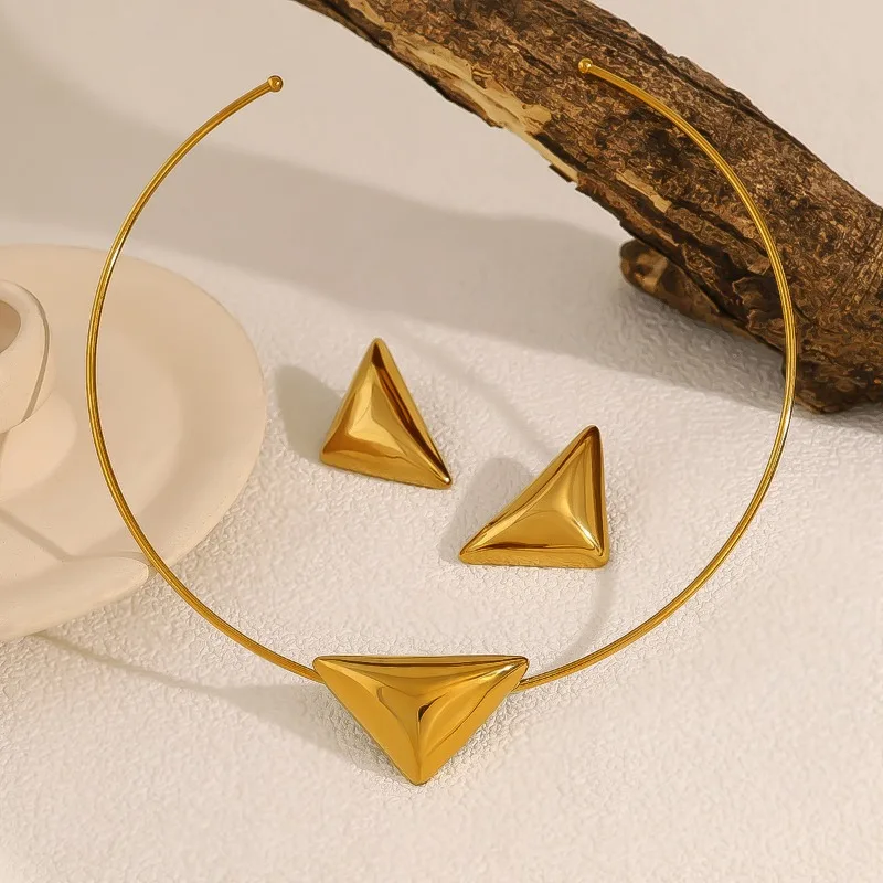 New exaggerated three-dimensional triangular earring necklace set with retro style, light luxury geometric accessories
New exaggerated three-dimensional triangular earring necklace set with retro style, light luxury geometric accessories