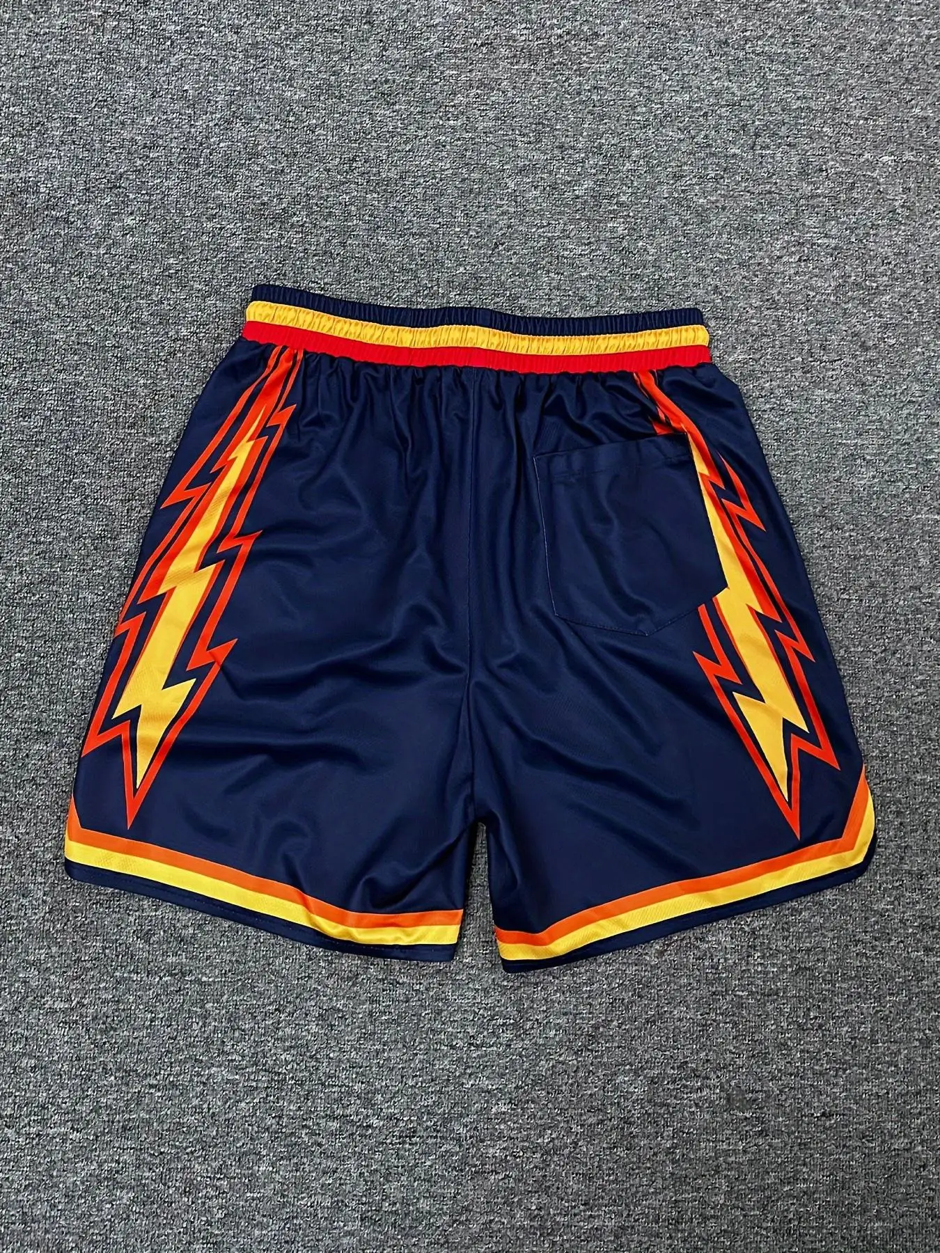 Новые мужские баскетбольные шорты 2026 года с графическим принтом «Молния» в стиле Y2K, оверсайз, сетчатые, для уличной моды и повседневного спорта
Новые мужские баскетбольные шорты 2026 года с графическим принтом «Молния» в стиле Y2K, оверсайз, сетчатые, для уличной моды и повседневного спорта