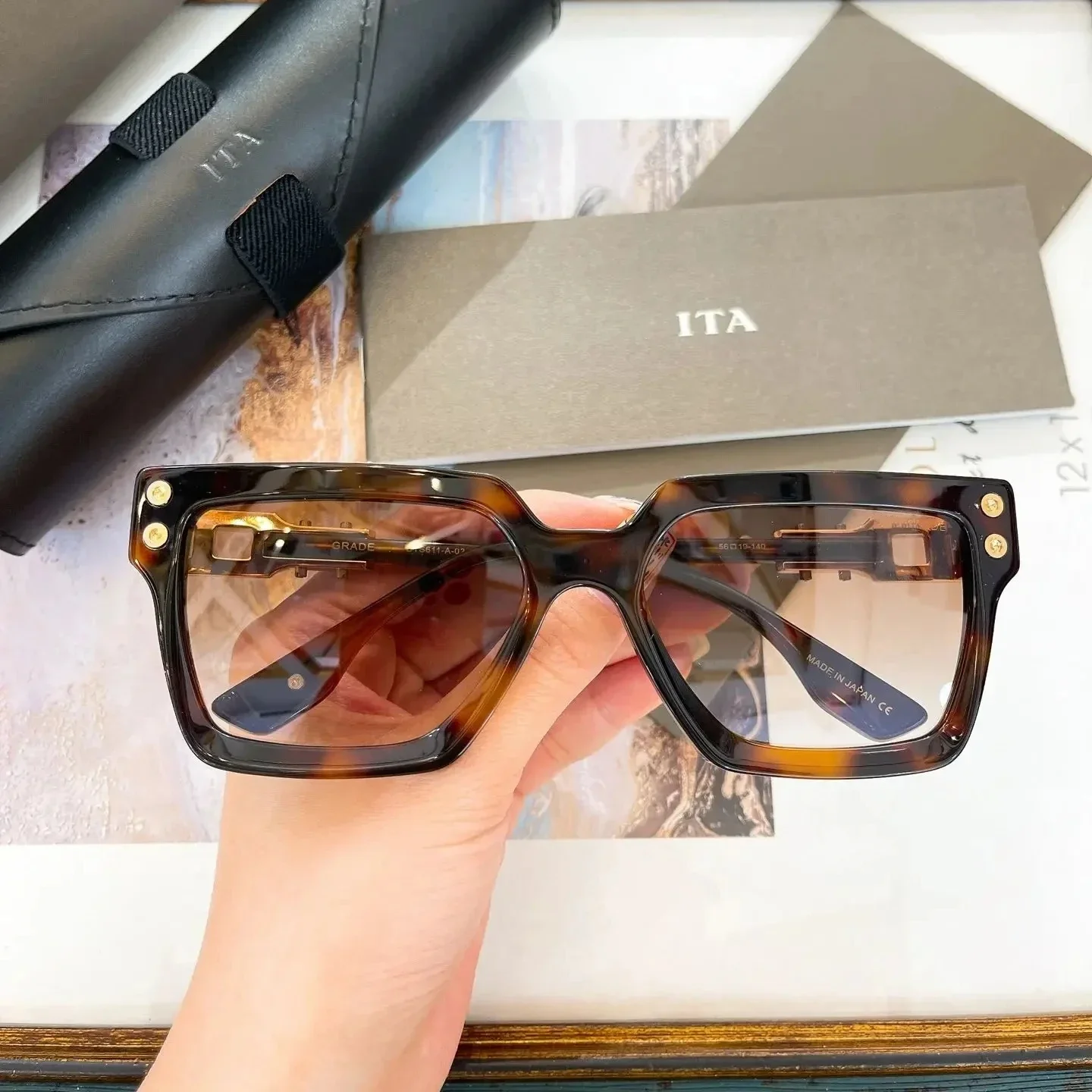 Original ADITA DTS611 Premium Luxury UV400 Casual Men Sunglasses Popular Acetate Tortoiseshell Frame Square Women Couple Eyewear
Original ADITA DTS611 Premium Luxury UV400 Casual Men Sunglasses Popular Acetate Tortoiseshell Frame Square Women Couple Eyewear