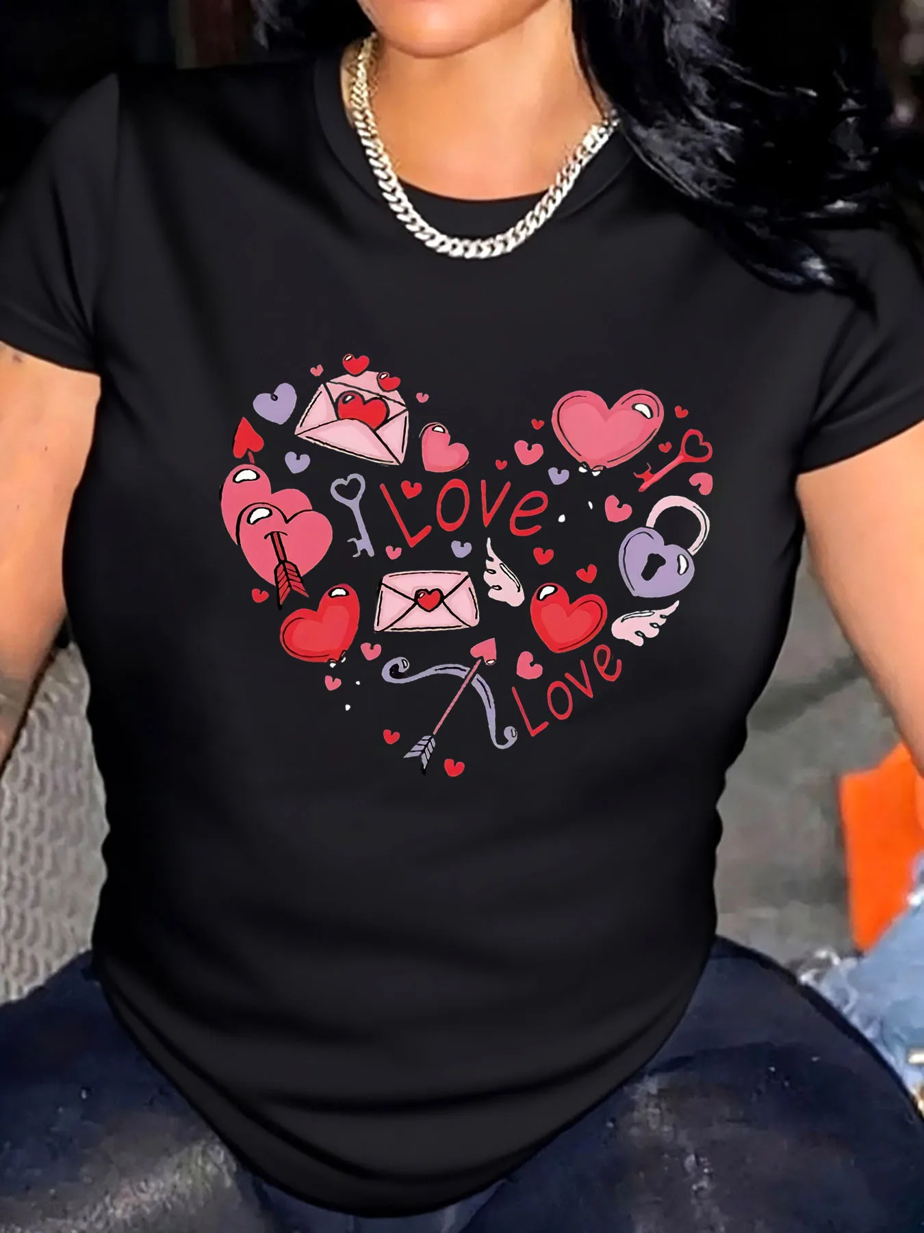 Женская футболка больших размеров с рисунком сердца любви на день Святого Валентина со стрелкой и принтом конверта для уличной одежды
Женская футболка больших размеров с рисунком сердца любви на день Святого Валентина со стрелкой и принтом конверта для уличной одежды