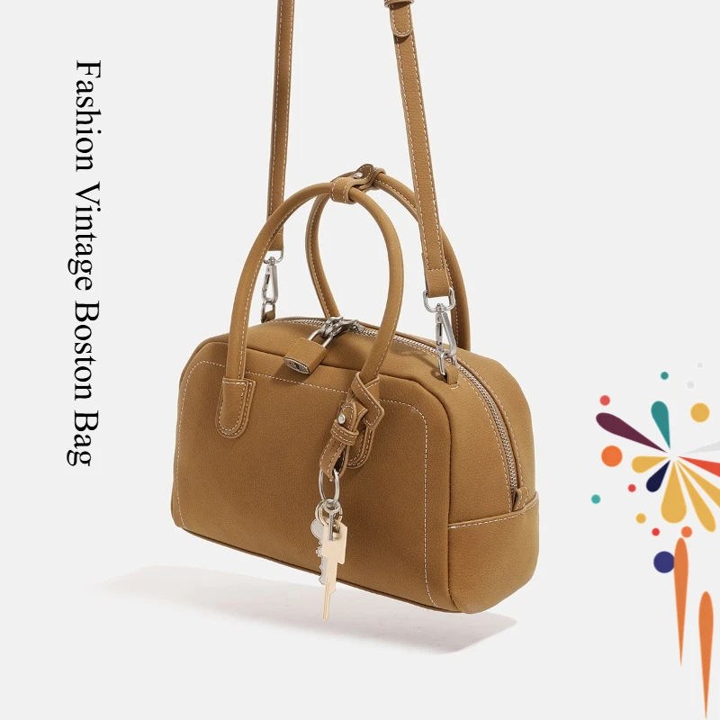 Fashionable suede retro Boston bag with silver strap lock key for autumn and winter commuting,hand-held bowling bag shoulder bag
Fashionable suede retro Boston bag with silver strap lock key for autumn and winter commuting,hand-held bowling bag shoulder bag