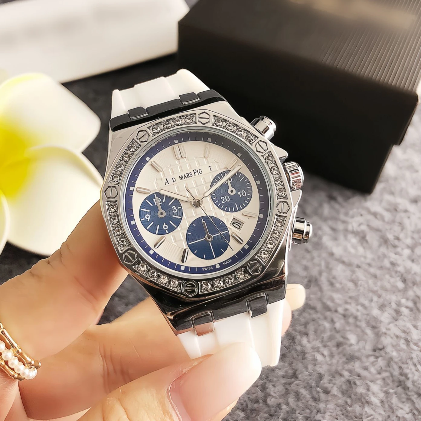 2026 Model of High-end Women's Sports Wristwatch for Europe and America, Featuring Calendar Function. 38mm Large Dial, Stylish Men's Business Watch Style. Versatile Couple's Wristwatch.
2026 Model of High-end Women's Sports Wristwatch for Europe and America, Featuring Calendar Function. 38mm Large Dial, Stylish Men's Business Watch Style. Versatile Couple's Wristwatch.