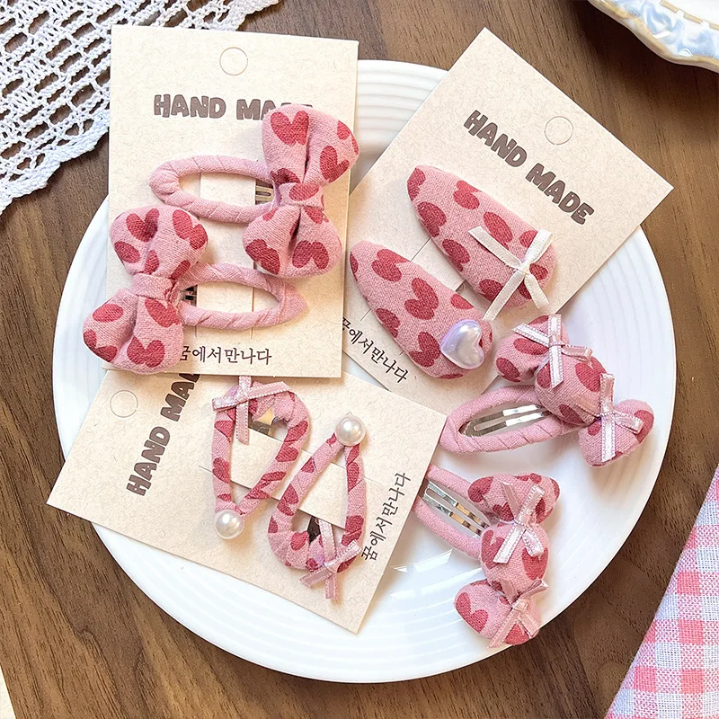 2Pcs Korean Style Sweet Childrens Pink Heart-shaped Hair Accessories Cloth Art Candy-colored Girls Hair Clips Versatile Headwear
2Pcs Korean Style Sweet Childrens Pink Heart-shaped Hair Accessories Cloth Art Candy-colored Girls Hair Clips Versatile Headwear