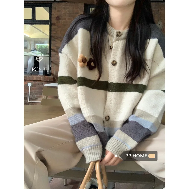 2023 New Arrival Autumn Women Loose Fit Casual O-neck Long Sleeve Cardigan Floral Patchwork Knitted Single Breasted Sweater V730
2023 New Arrival Autumn Women Loose Fit Casual O-neck Long Sleeve Cardigan Floral Patchwork Knitted Single Breasted Sweater V730