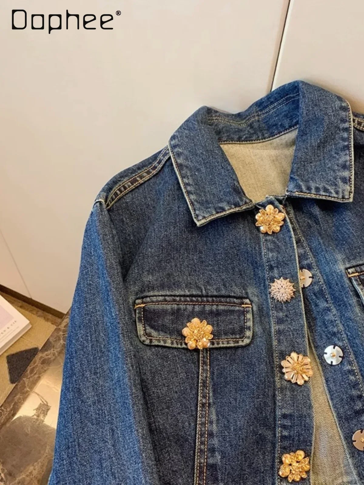 Women's Denim Jacket Beaded Buckle 2024 Autumn Fashion Long Sleeve Turn Down Collar Slim Short Coat Streetwear Casual
Women's Denim Jacket Beaded Buckle 2024 Autumn Fashion Long Sleeve Turn Down Collar Slim Short Coat Streetwear Casual