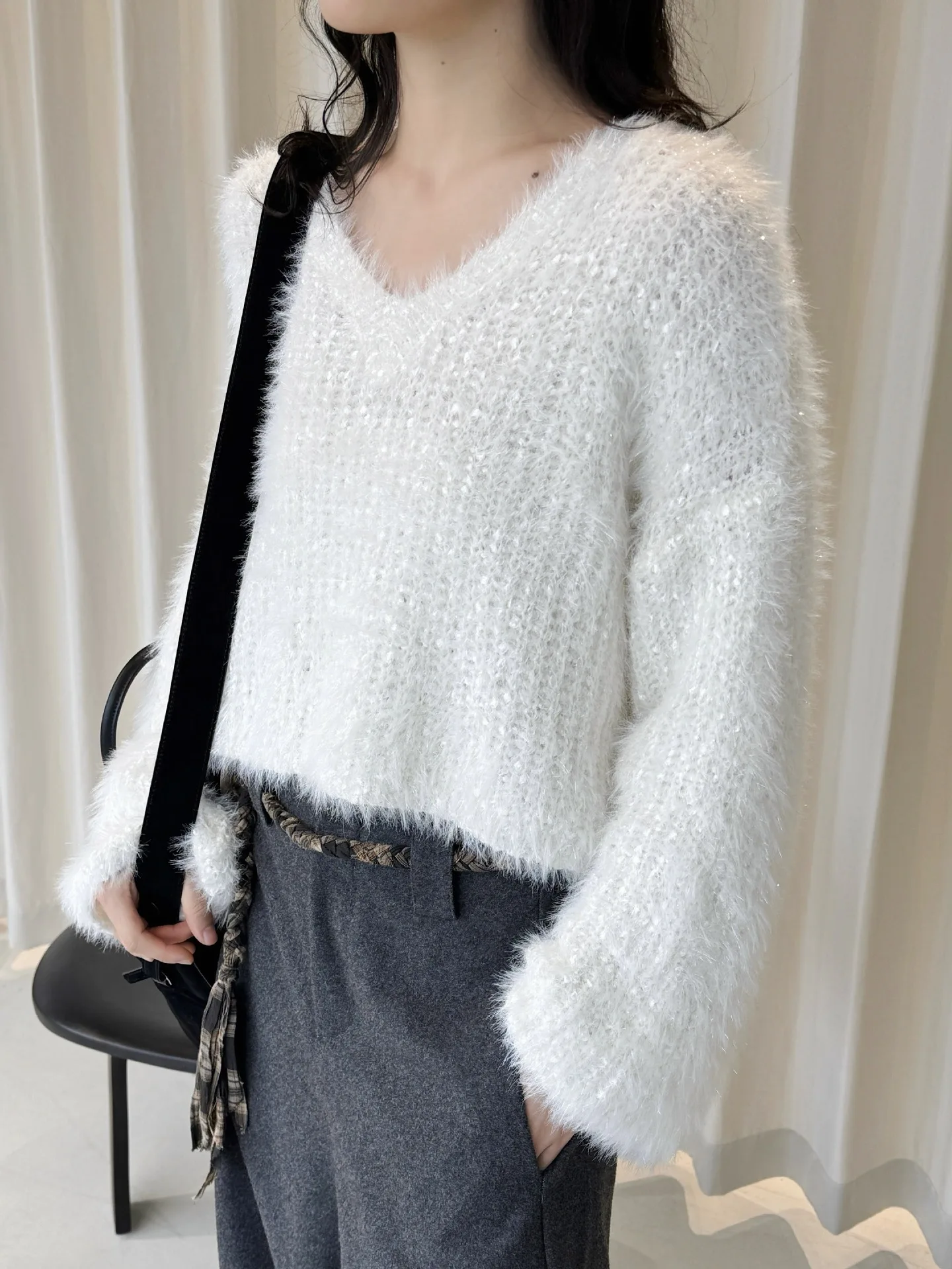 Зимний новый корейский стиль, нежный и расслабленный маленький короткий свитер с v-образным вырезом и блестящими бриллиантами, мягкий и удобный топ для женщин
Зимний новый корейский стиль, нежный и расслабленный маленький короткий свитер с v-образным вырезом и блестящими бриллиантами, мягкий и удобный топ для женщин