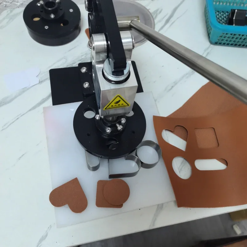 Ручной вырубной пресс для кожи и ткани, малогабаритный станок для пробивки и вырубки образцов
Ручной вырубной пресс для кожи и ткани, малогабаритный станок для пробивки и вырубки образцов