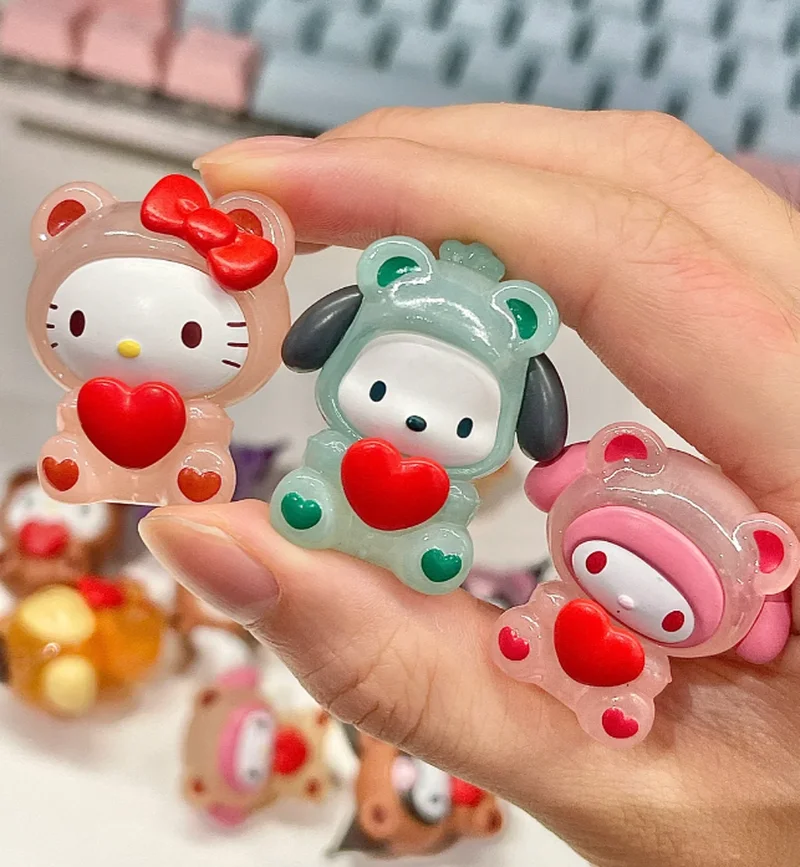 Sanrio Family Bear Gummy Candy Series слепая сумка Mystery Box милая мини-фигурка украшение для офисного стола подарок
Sanrio Family Bear Gummy Candy Series слепая сумка Mystery Box милая мини-фигурка украшение для офисного стола подарок