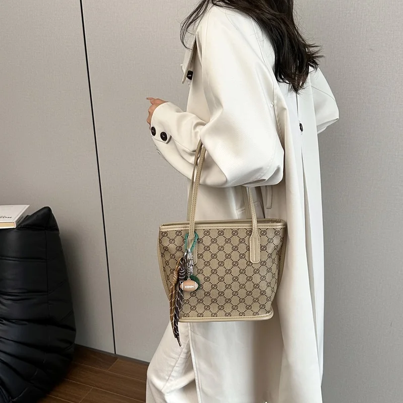 Простая минималистичная кожаная сумка-тоут с уникальным дизайном, большая вместимость для женщин, делового отдыха и просторного использования
Простая минималистичная кожаная сумка-тоут с уникальным дизайном, большая вместимость для женщин, делового отдыха и просторного использования