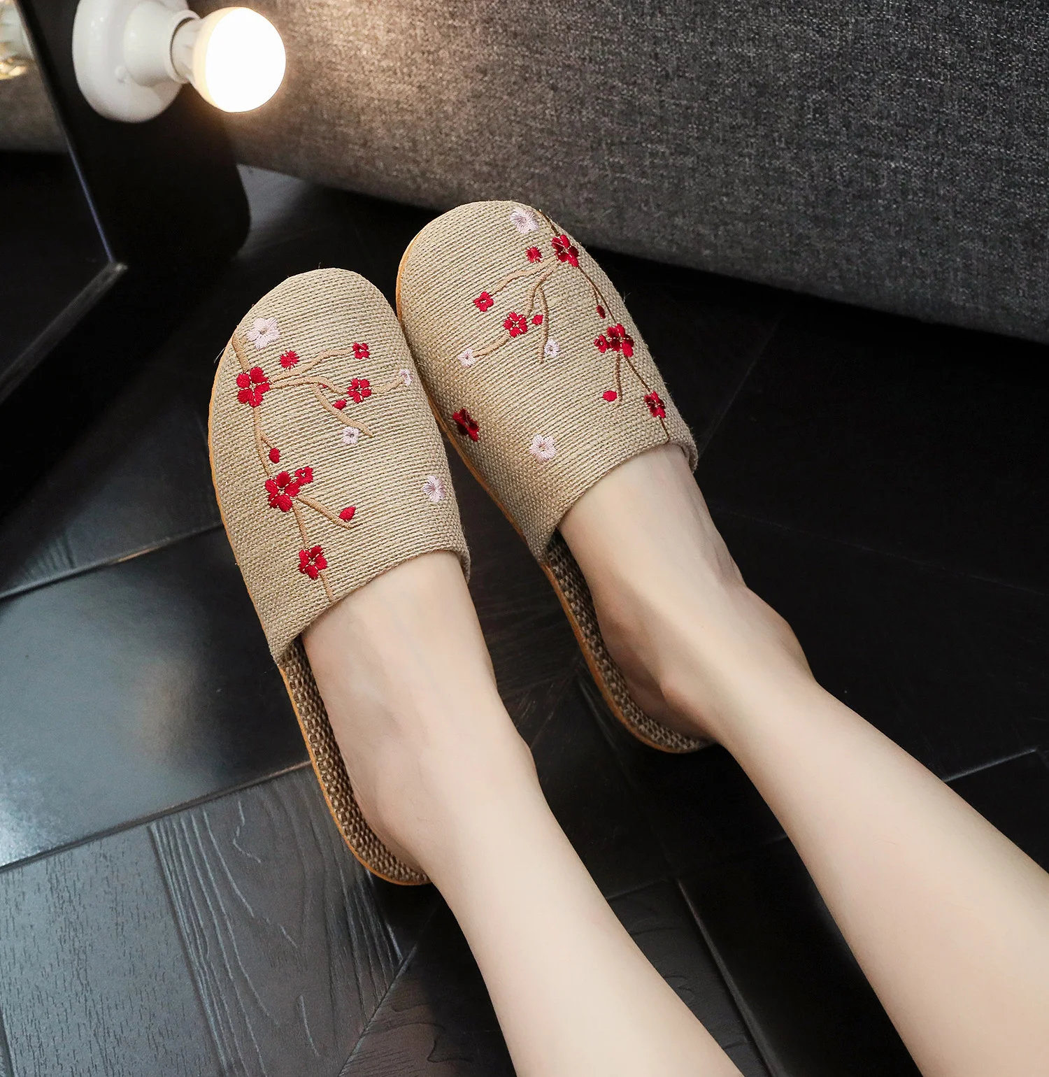 Linen Slippers Female Summer Male Couple Home Embroidered Non-Slip Soft Bottom Indoor Home Use Cotton And Linen Floor Slippers
Linen Slippers Female Summer Male Couple Home Embroidered Non-Slip Soft Bottom Indoor Home Use Cotton And Linen Floor Slippers