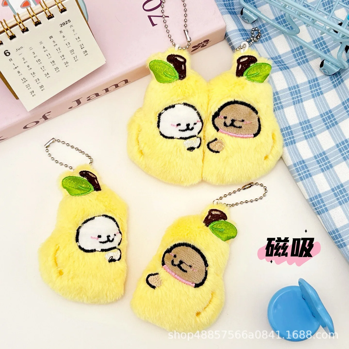 Новый милый мультфильм никогда не разделиться груша плюшевая кукла магнитный кулон креативная маленькая белая собака кукла с фруктами пара брелок подарок
Новый милый мультфильм никогда не разделиться груша плюшевая кукла магнитный кулон креативная маленькая белая собака кукла с фруктами пара брелок подарок