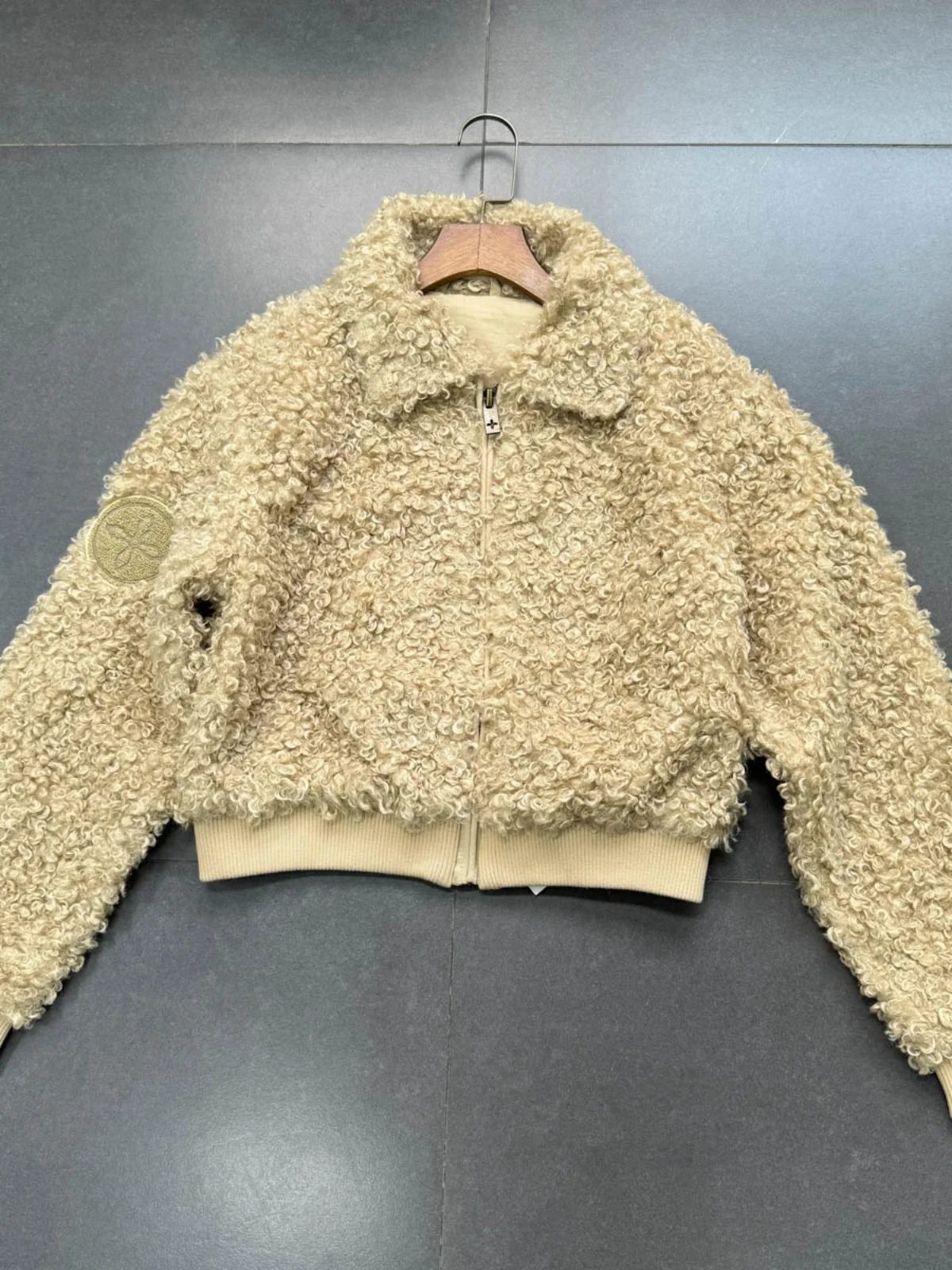 Retro American Style Short Jacket Women's Faux Fur Lamb Curly Hair Artificial Short Coat Warmth Zipper Closure Youth Fashion
Retro American Style Short Jacket Women's Faux Fur Lamb Curly Hair Artificial Short Coat Warmth Zipper Closure Youth Fashion