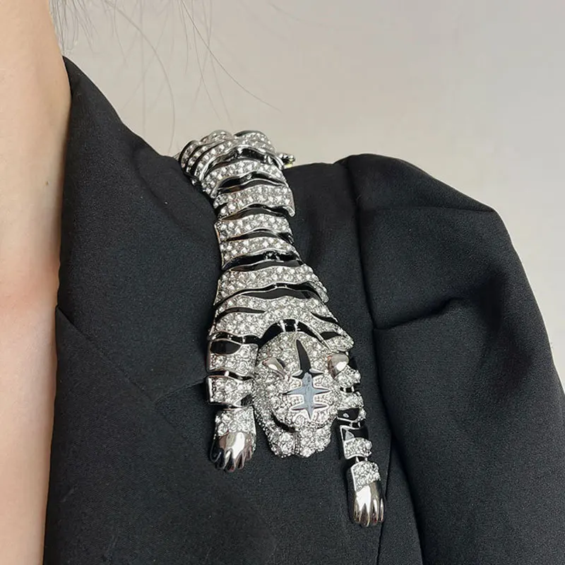 Exaggerated Women Men Classic Tiger Crystal Brooch Badges Vintage Unisex Large Animal Boutique Suit Coat Pin Accessories Gift
Exaggerated Women Men Classic Tiger Crystal Brooch Badges Vintage Unisex Large Animal Boutique Suit Coat Pin Accessories Gift