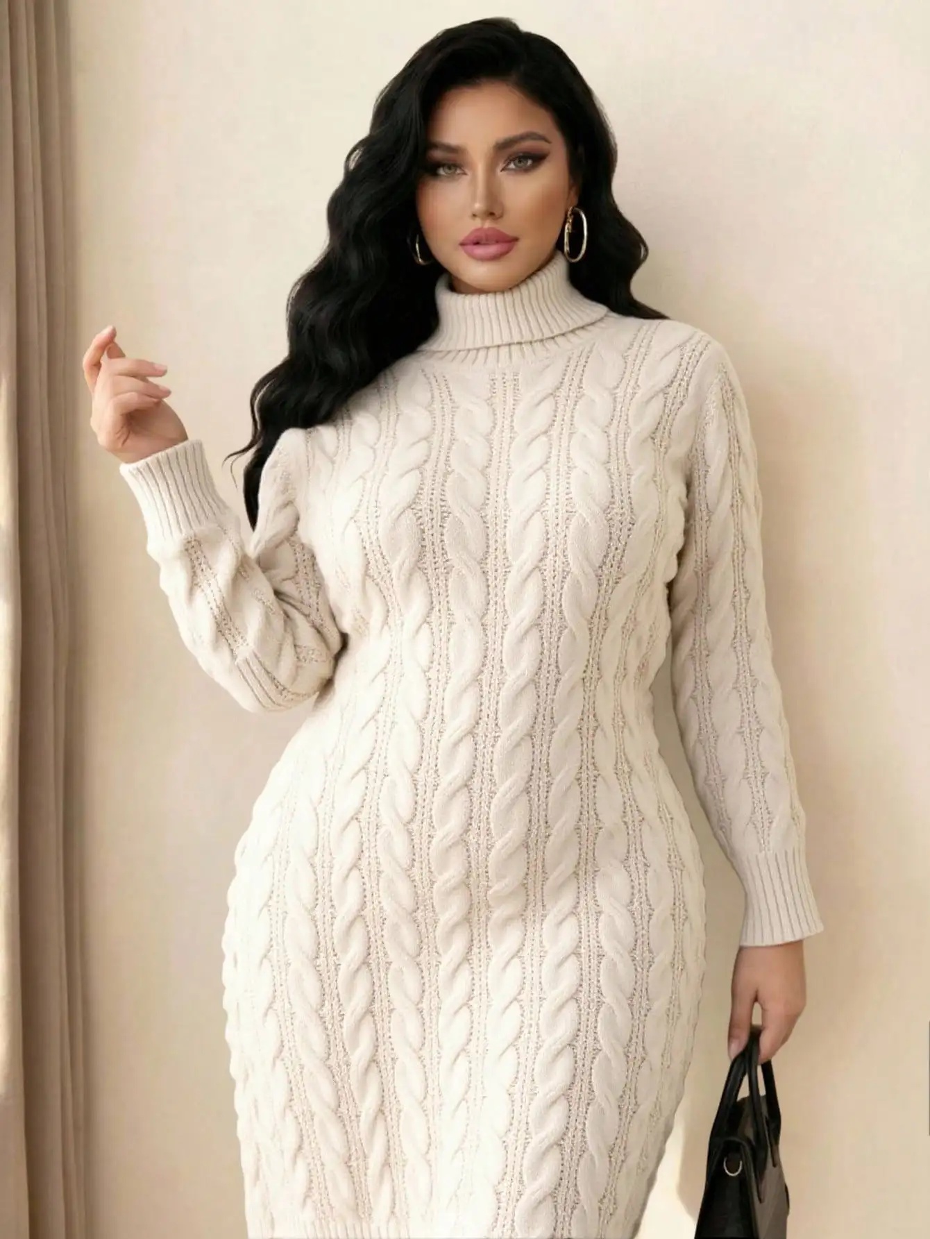 Кремовое платье-свитер с высоким воротником и длинными рукавами, облегающее, длиной миди.
Кремовое платье-свитер с высоким воротником и длинными рукавами, облегающее, длиной миди.