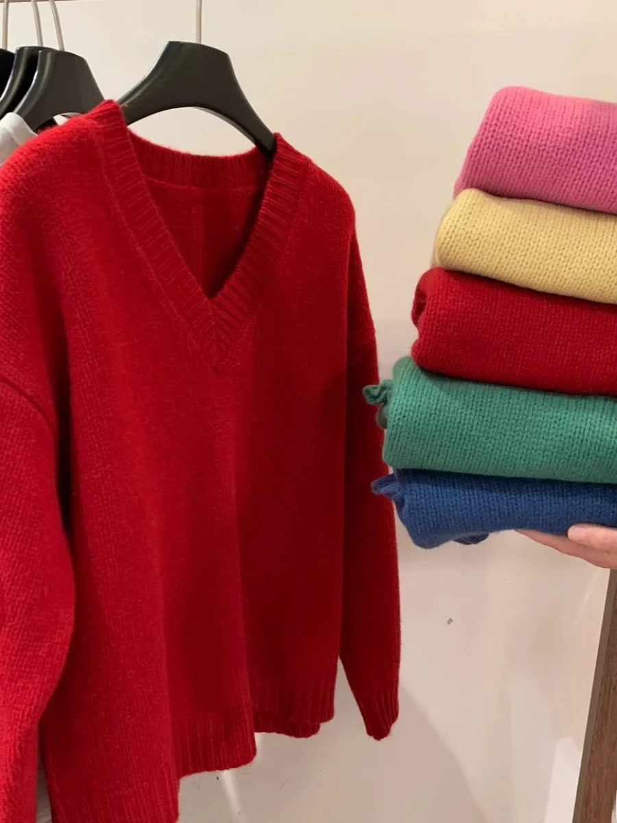 Red V-Neck Raccoon Fleece Sweater Women's Autumn Winter Soft Cozy Knitted Top Christmas New Year Fashionable Age-Defying
Red V-Neck Raccoon Fleece Sweater Women's Autumn Winter Soft Cozy Knitted Top Christmas New Year Fashionable Age-Defying