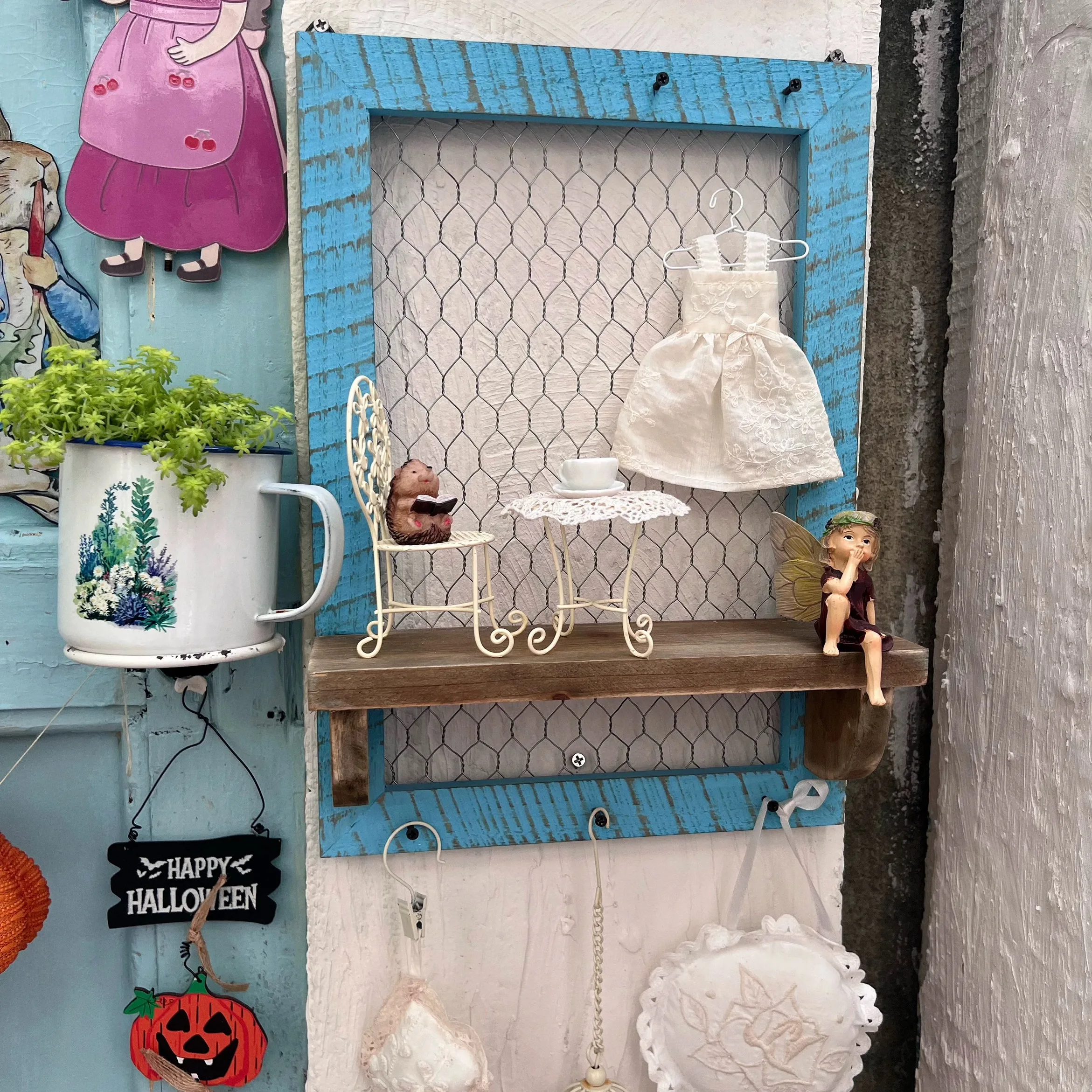 Rustic Wall Display Shelf, Blue Distressed Wood Frame with Chicken Wire Backing,Vintage Farmhouse Style Decorative Storage Rack
Rustic Wall Display Shelf, Blue Distressed Wood Frame with Chicken Wire Backing,Vintage Farmhouse Style Decorative Storage Rack