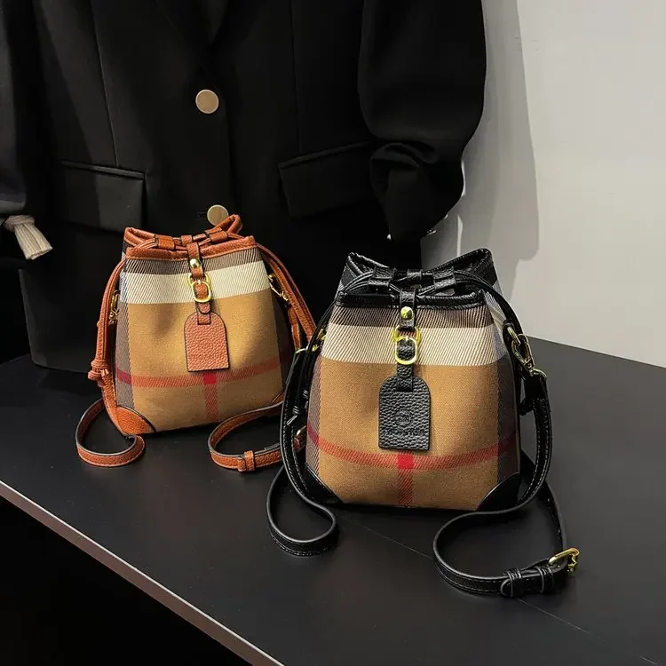 2026 New Popular Pump Belt Bucket Bag Temperament Versatile Premium Shoulder Bag Daily Commuting Large Capacity Messenger Bag
2026 New Popular Pump Belt Bucket Bag Temperament Versatile Premium Shoulder Bag Daily Commuting Large Capacity Messenger Bag