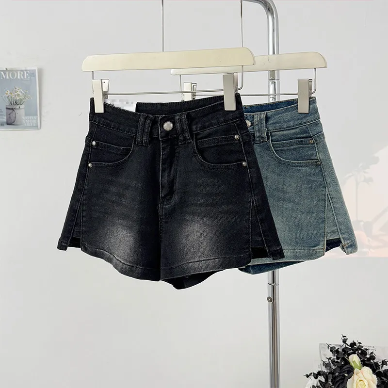 Summer new fashionable denim shorts women retro and vintage design sense niche high waisted and loose wide leg split shorts
Summer new fashionable denim shorts women retro and vintage design sense niche high waisted and loose wide leg split shorts