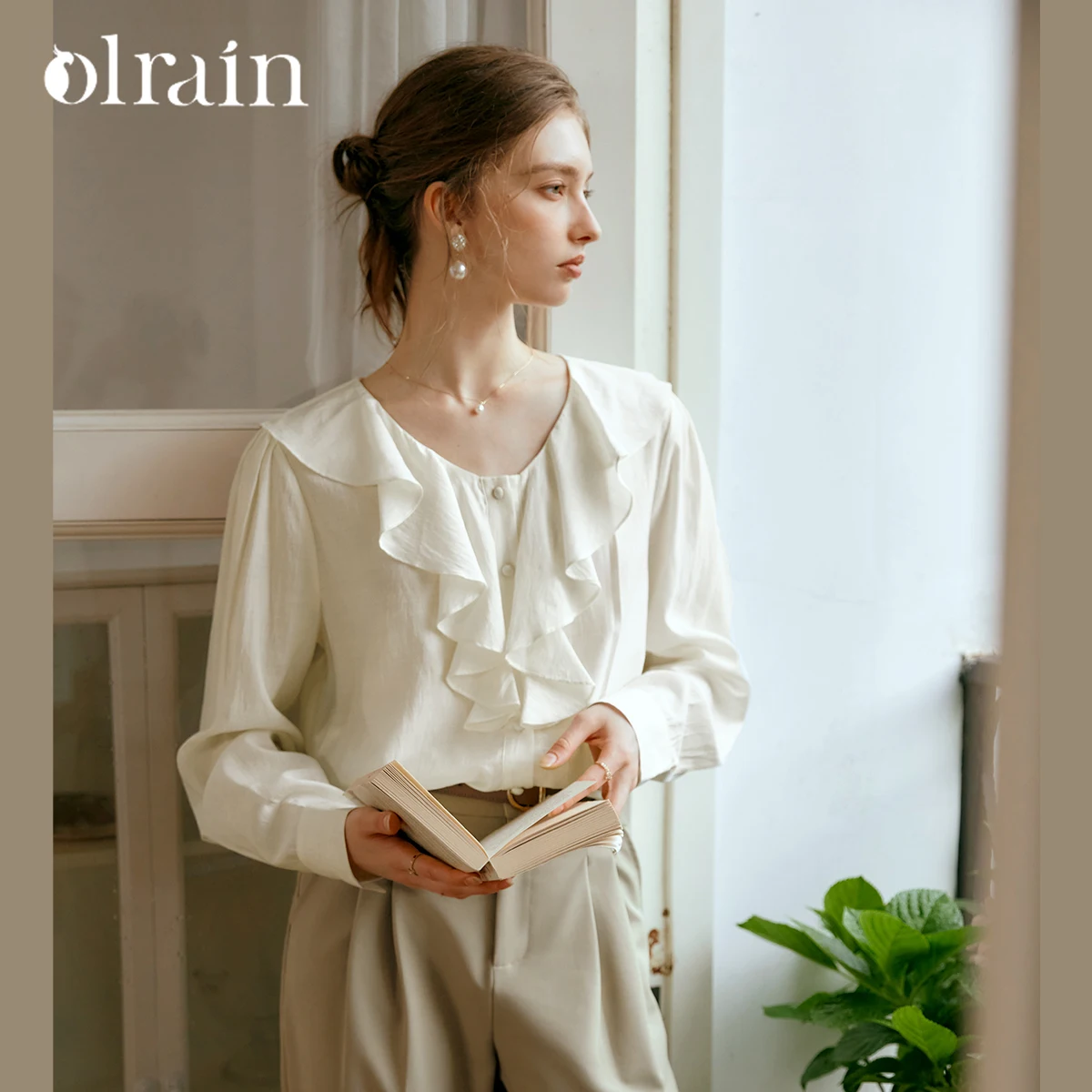 OLrain Elegant Apricot Women Shirt 2025 French Commute V Neck Ruffled Long Sleeve Casual Loose Blouses Luxury Tops M56QC93316
OLrain Elegant Apricot Women Shirt 2025 French Commute V Neck Ruffled Long Sleeve Casual Loose Blouses Luxury Tops M56QC93316