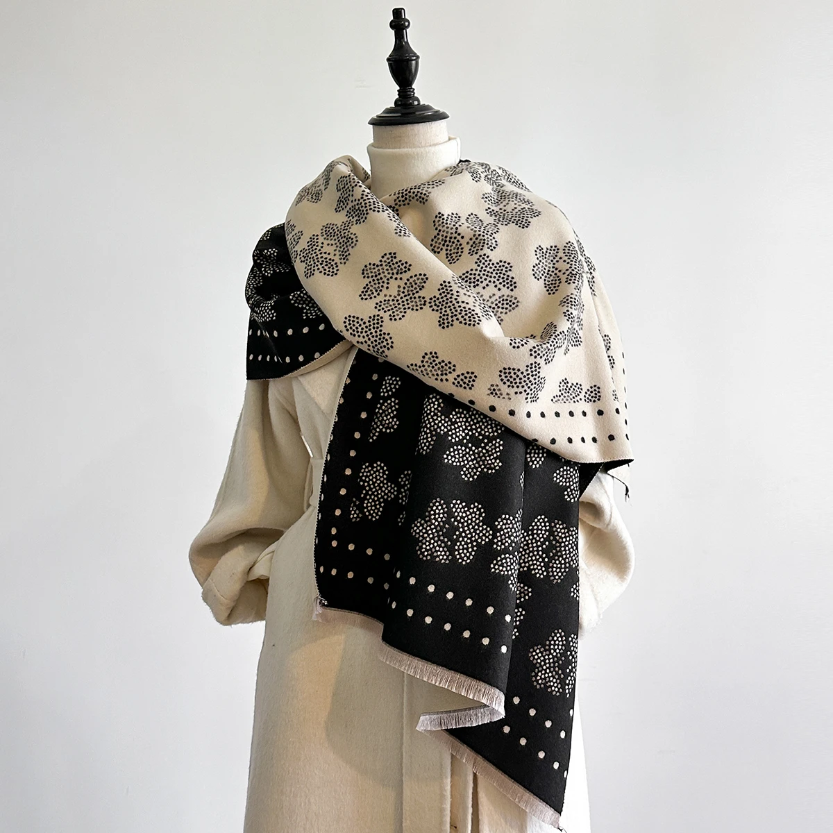 Женский толстый шарф из искусственного кашемира, зимний теплый роскошный шаль с бабочкой в горошек, одеяло из пашмины, женский аксессуар
Женский толстый шарф из искусственного кашемира, зимний теплый роскошный шаль с бабочкой в горошек, одеяло из пашмины, женский аксессуар