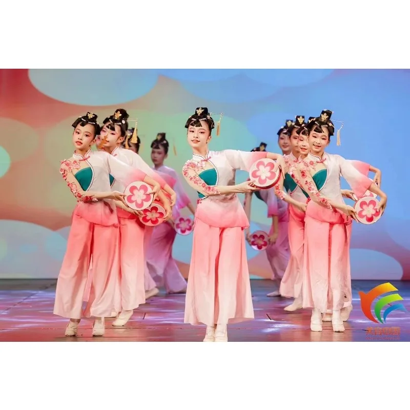 Dance costumes, classical dance flowing Yangge costumes, Chinese style children's performance costumes
Dance costumes, classical dance flowing Yangge costumes, Chinese style children's performance costumes