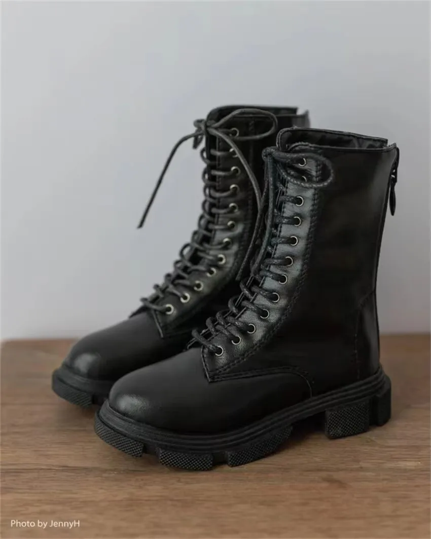 Simple Matte Leather Black Thick-Soled Lace-up BJD Doll Shoes ID75 Daily Boys Girls Round Toe Black Ankle Boots Doll Accessories
Simple Matte Leather Black Thick-Soled Lace-up BJD Doll Shoes ID75 Daily Boys Girls Round Toe Black Ankle Boots Doll Accessories