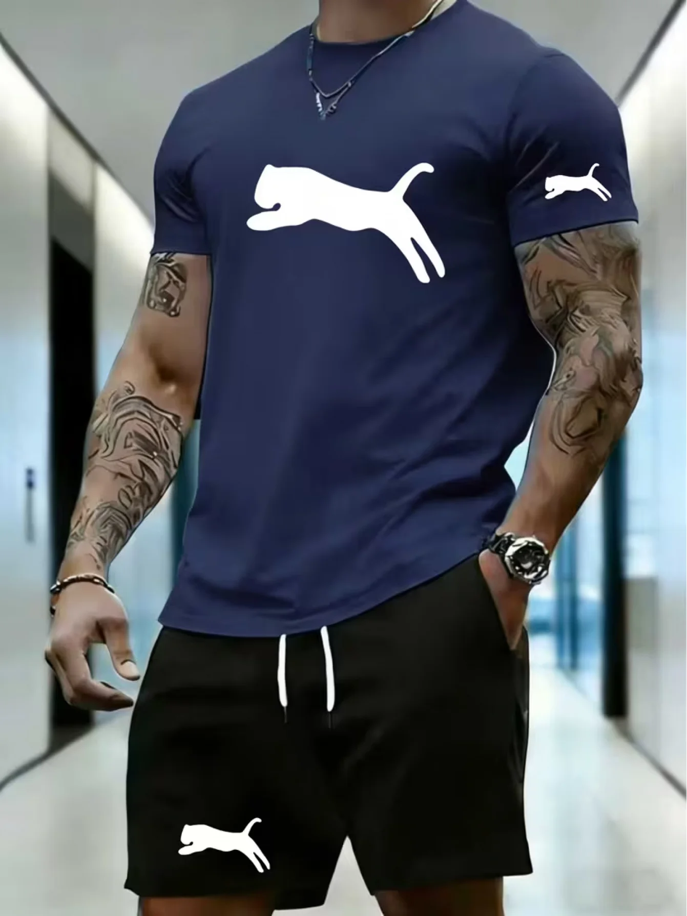 Lässiges Herren Kurzarm T-Shirt und Shorts Set | Atmungsaktives Material, Rundhalsausschnitt, Normale Passform, Geeignet für den
Lässiges Herren Kurzarm T-Shirt und Shorts Set | Atmungsaktives Material, Rundhalsausschnitt, Normale Passform, Geeignet für den