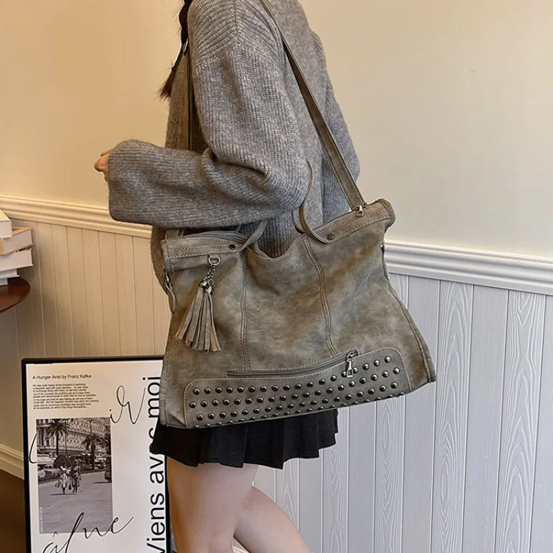 Модная женская сумка через плечо из высококачественной кожи, вневременной стиль известного дизайнера с вместительной вместительностью
Модная женская сумка через плечо из высококачественной кожи, вневременной стиль известного дизайнера с вместительной вместительностью