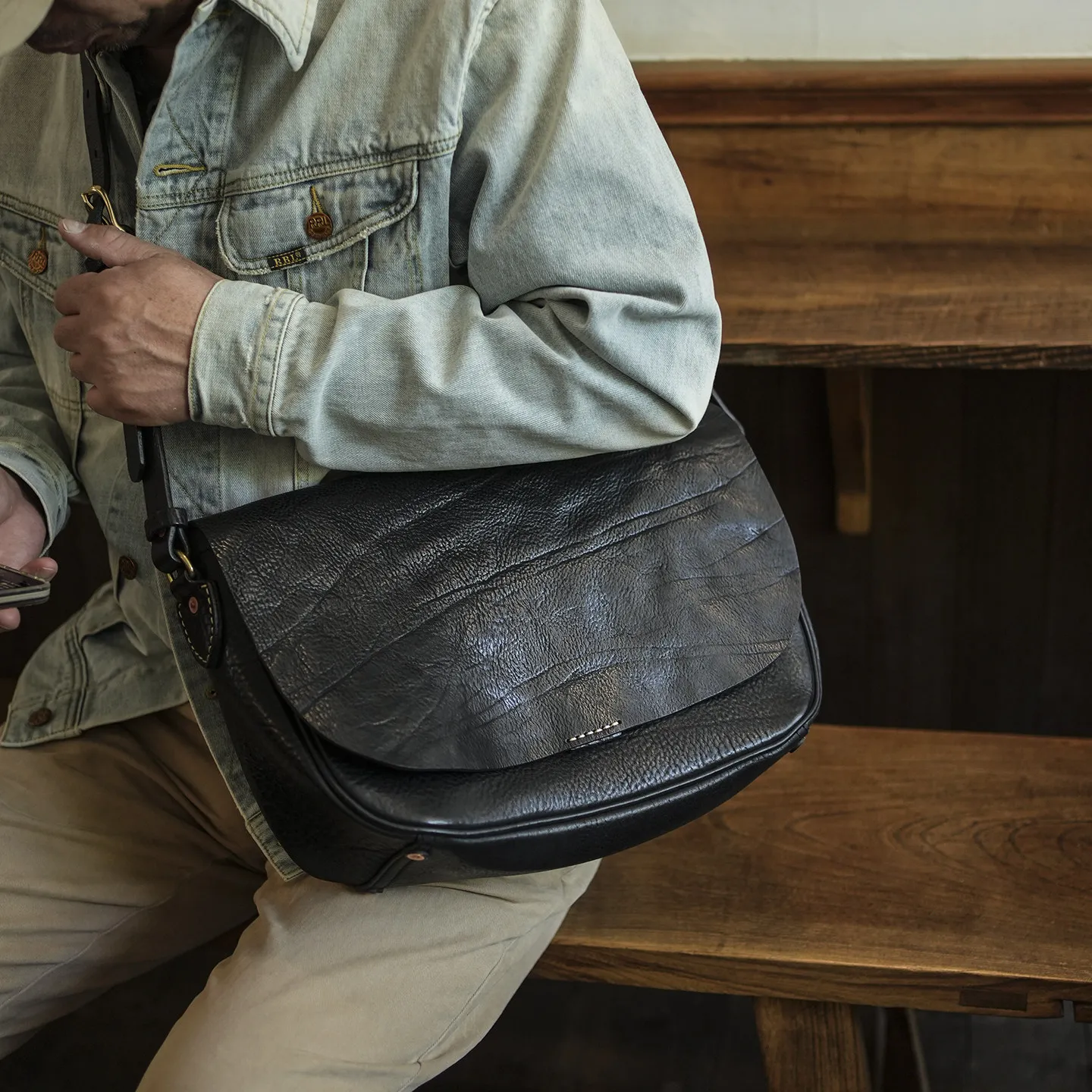 simple fashion high-quality first layer cowhide men's large-capacity messenger bag vintage genuine leather shoulder bag
simple fashion high-quality first layer cowhide men's large-capacity messenger bag vintage genuine leather shoulder bag