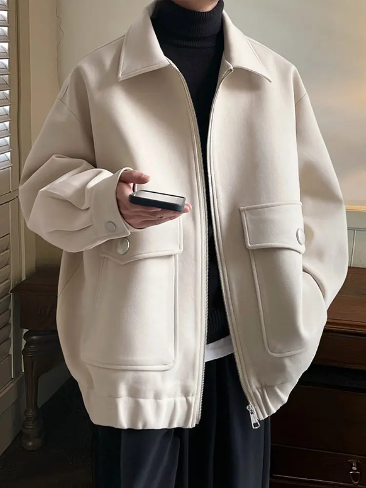 Men's Autumn Winter Woolen Jaet Large ket Workwear Sle Stand Collar Outerwear Faionable Retro American Design
Men's Autumn Winter Woolen Jaet Large ket Workwear Sle Stand Collar Outerwear Faionable Retro American Design