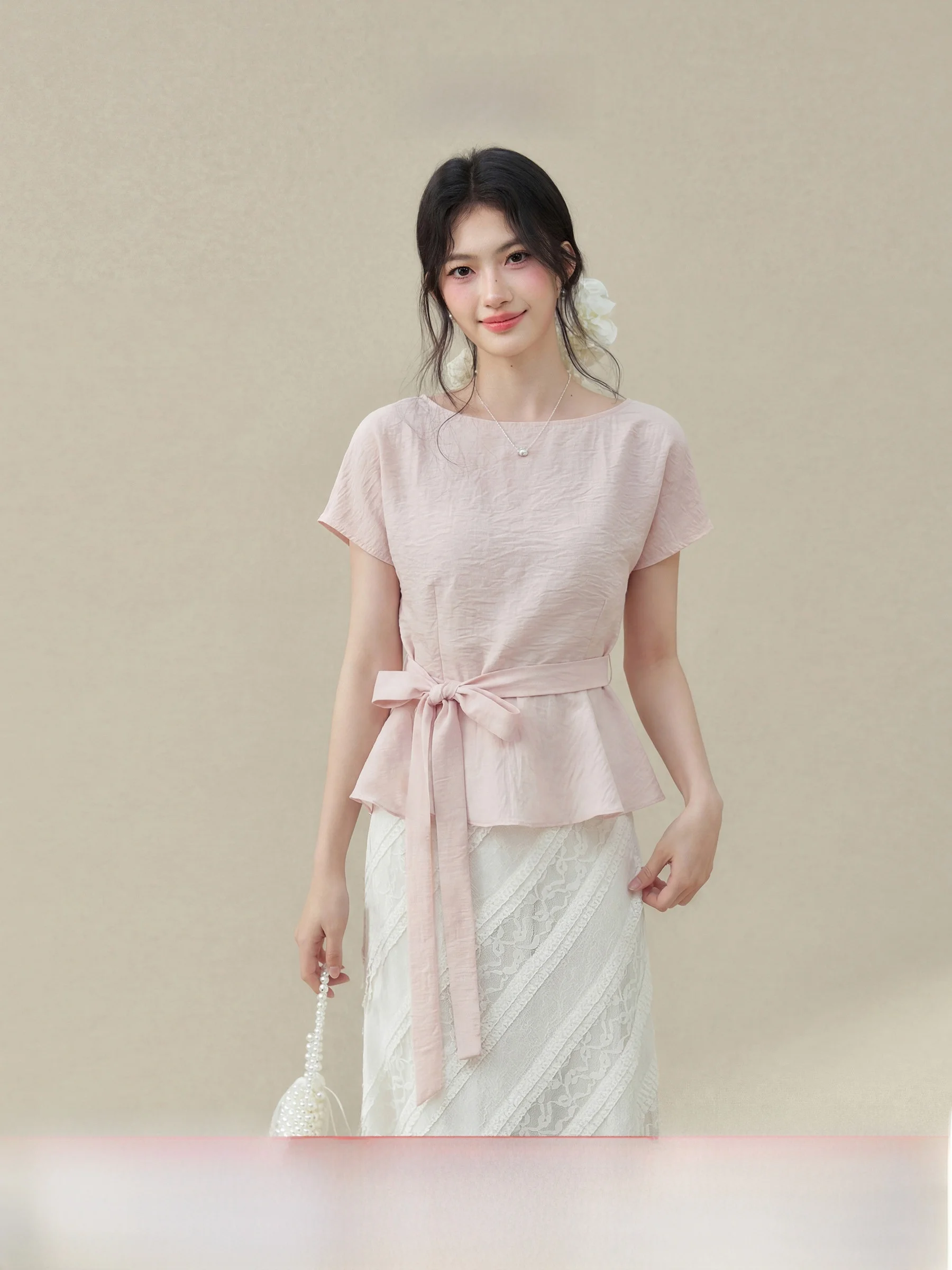 Sweet Waist-Cinching Tie-Detail Short-Sleeve Shirt for Plump Women by Wang Ou Xiwai Heart-Pounding Longan Pink Summer Shirt
Sweet Waist-Cinching Tie-Detail Short-Sleeve Shirt for Plump Women by Wang Ou Xiwai Heart-Pounding Longan Pink Summer Shirt