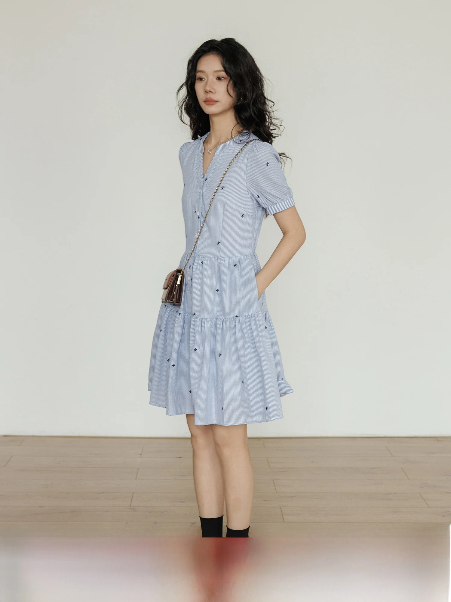 Vastand 2025 New Slimming A-Line Short Skirt Embroidered V-Neck Short Sleeve Shirt Dress Women Casual Cotton Polyester Blend ...
Vastand 2025 New Slimming A-Line Short Skirt Embroidered V-Neck Short Sleeve Shirt Dress Women Casual Cotton Polyester Blend ...