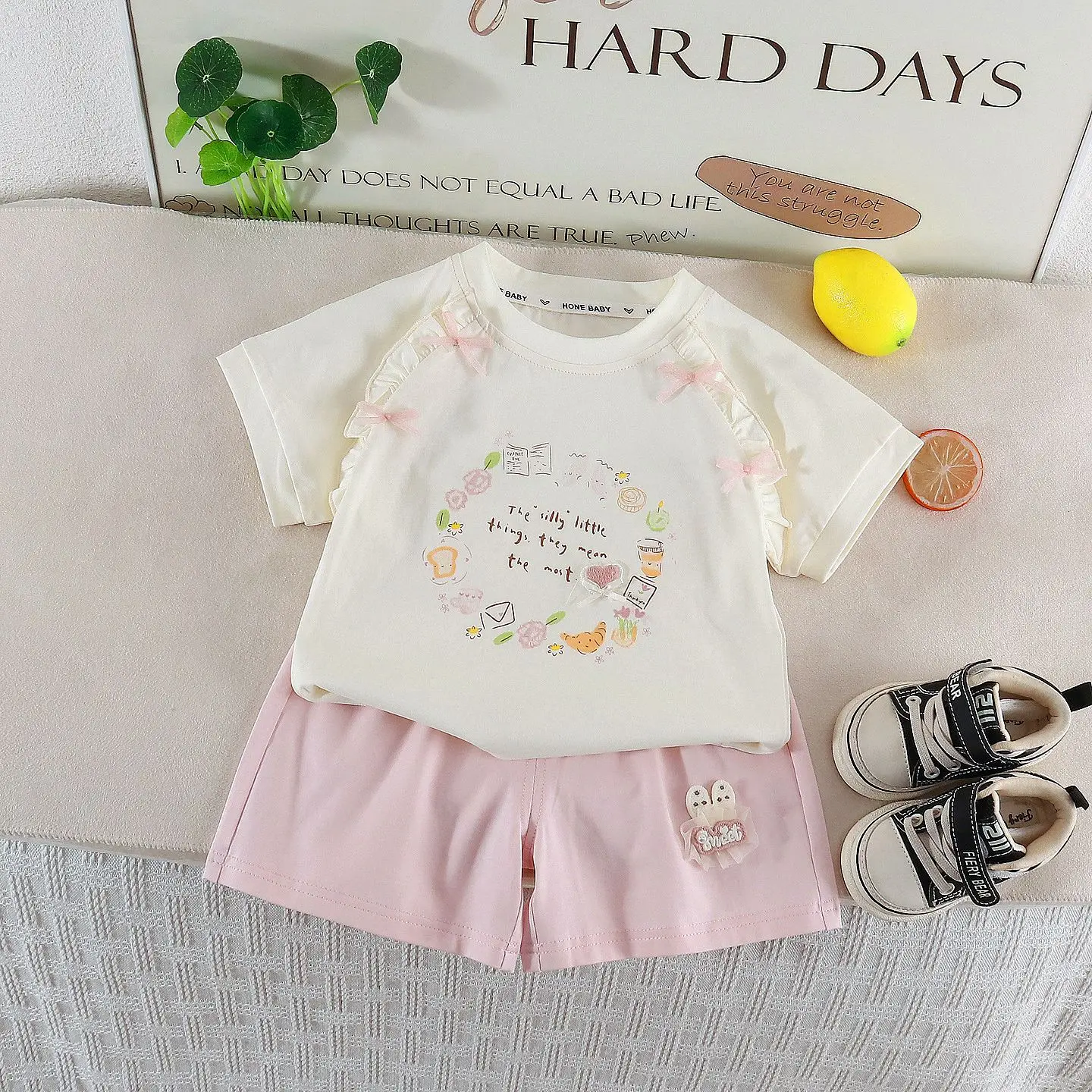 Детская одежда 2026: Новинка лета – корейский костюм для девочек, белый, с мультяшным бантом, футболка с коротким рукавом и шорты, комплект из двух предметов
Детская одежда 2026: Новинка лета – корейский костюм для девочек, белый, с мультяшным бантом, футболка с коротким рукавом и шорты, комплект из двух предметов