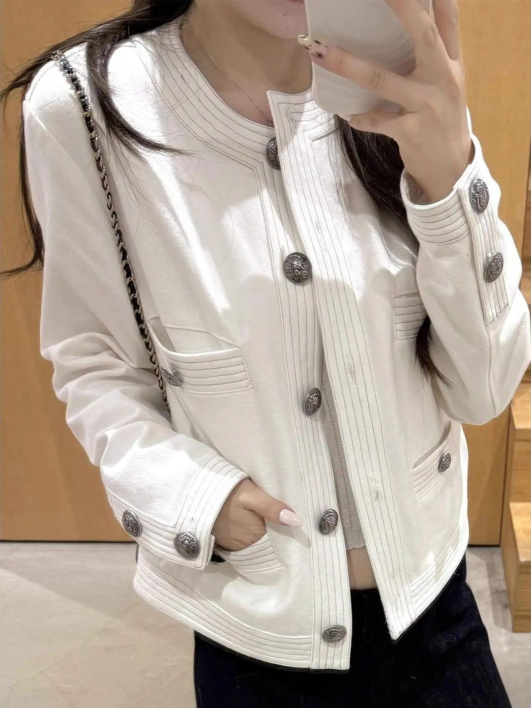 Ele White ort Jaet Women's Korean Sle Early Spring Versatile Loose Cardigan High-End Feeling Top Button Design
Ele White ort Jaet Women's Korean Sle Early Spring Versatile Loose Cardigan High-End Feeling Top Button Design