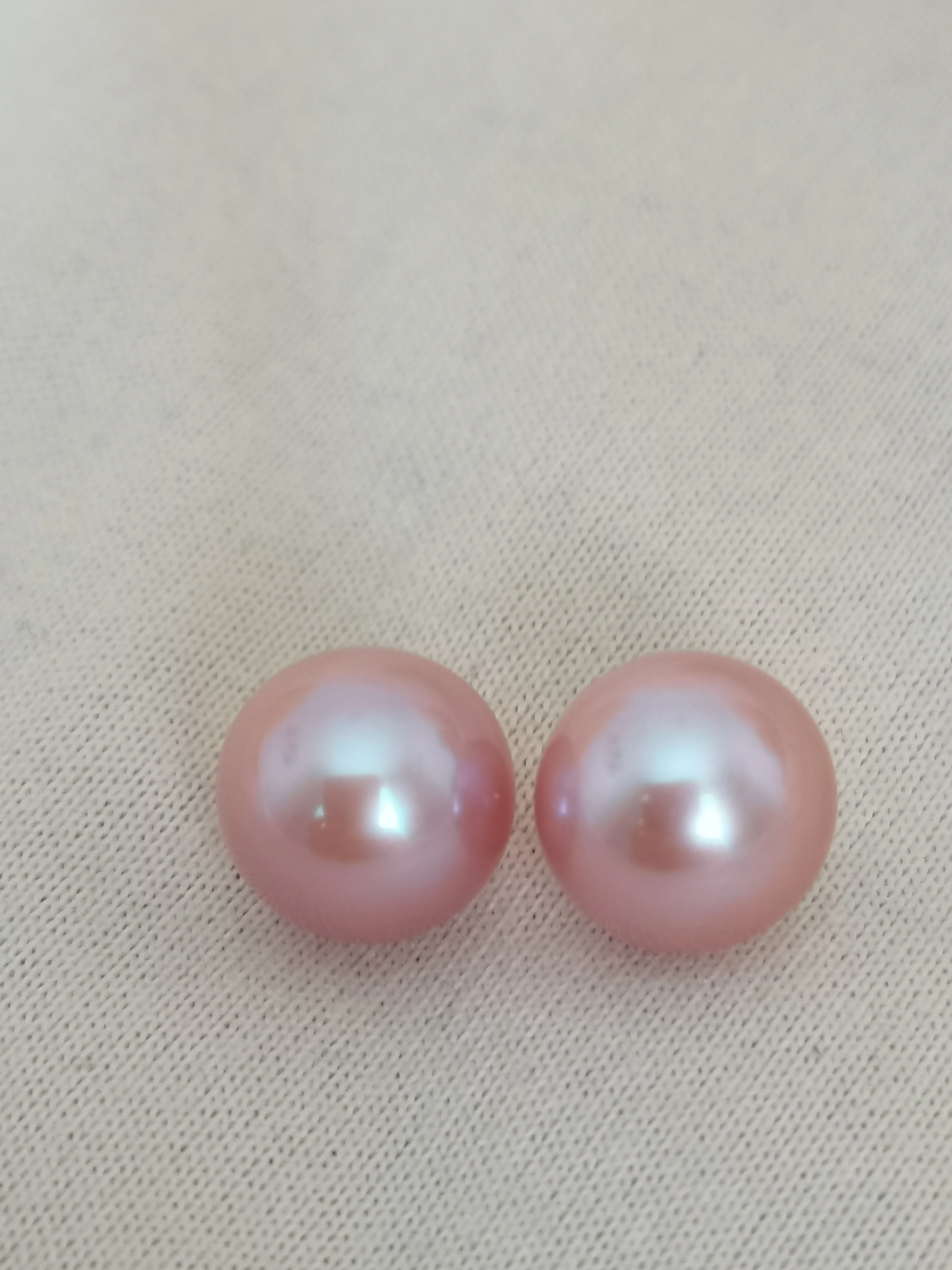 New AAA 8mm True Natural South China Sea Lavender Pearl Earrings with Half Holes and One Pair
New AAA 8mm True Natural South China Sea Lavender Pearl Earrings with Half Holes and One Pair