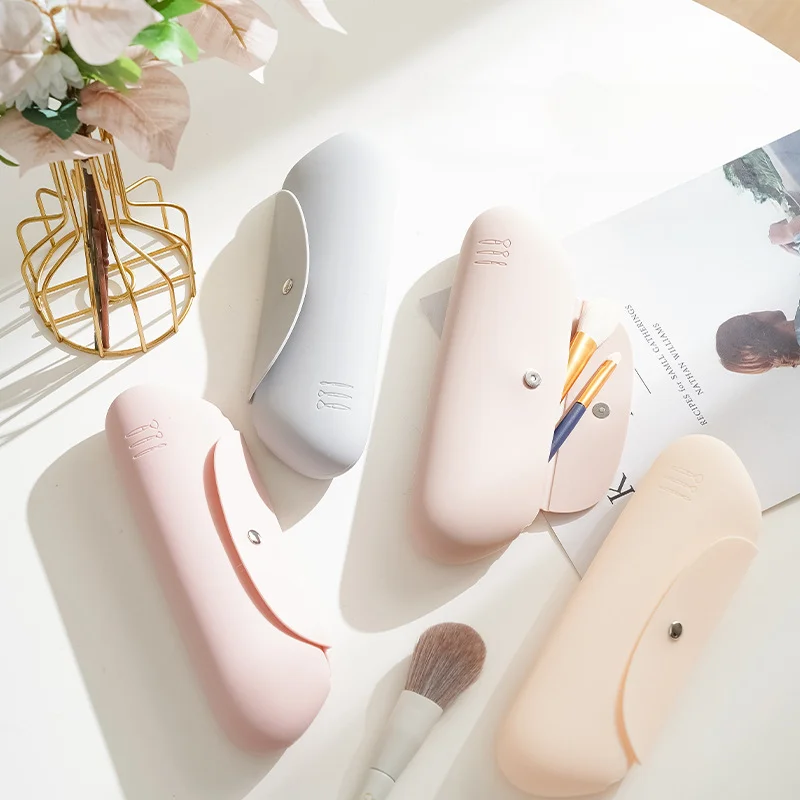 Reusable Silicone Makeup Brush Holder Bag for Travels, Portable Cosmetic Pouch, Travel Makeup Pouch for Women
Reusable Silicone Makeup Brush Holder Bag for Travels, Portable Cosmetic Pouch, Travel Makeup Pouch for Women