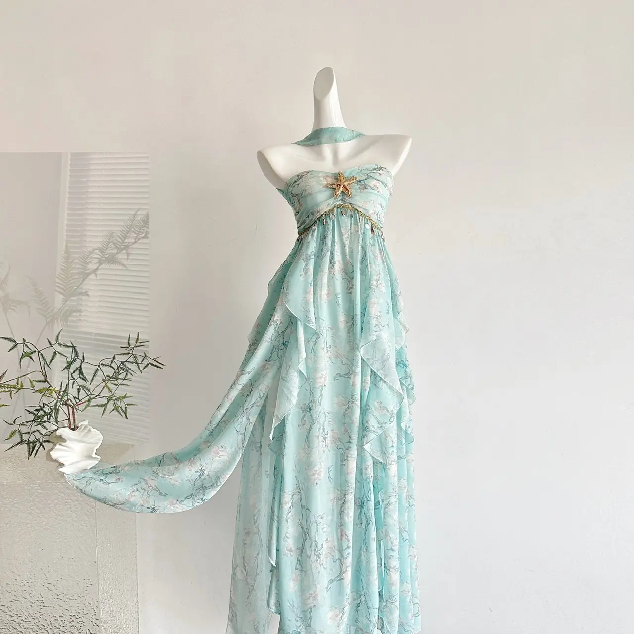 Women's Mermaid Halter Maxi Dress 2026 New Floral Print Backless Sexy Dressess Chic Ruffle Tiered Flowy Chiffon Beach Dress Lady
Women's Mermaid Halter Maxi Dress 2026 New Floral Print Backless Sexy Dressess Chic Ruffle Tiered Flowy Chiffon Beach Dress Lady