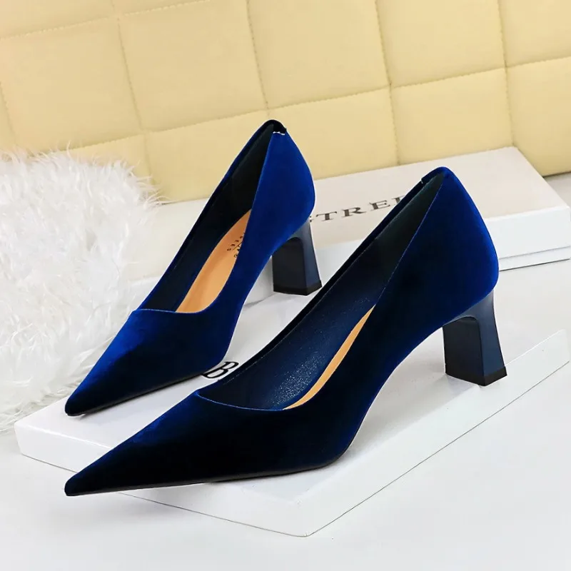 Suede Woman High Heels Luxury Handmade Quality Comfortable 2026 Autumn New 6 Cm Height Elegant Office Pumps Shoes Women Size 40
Suede Woman High Heels Luxury Handmade Quality Comfortable 2026 Autumn New 6 Cm Height Elegant Office Pumps Shoes Women Size 40