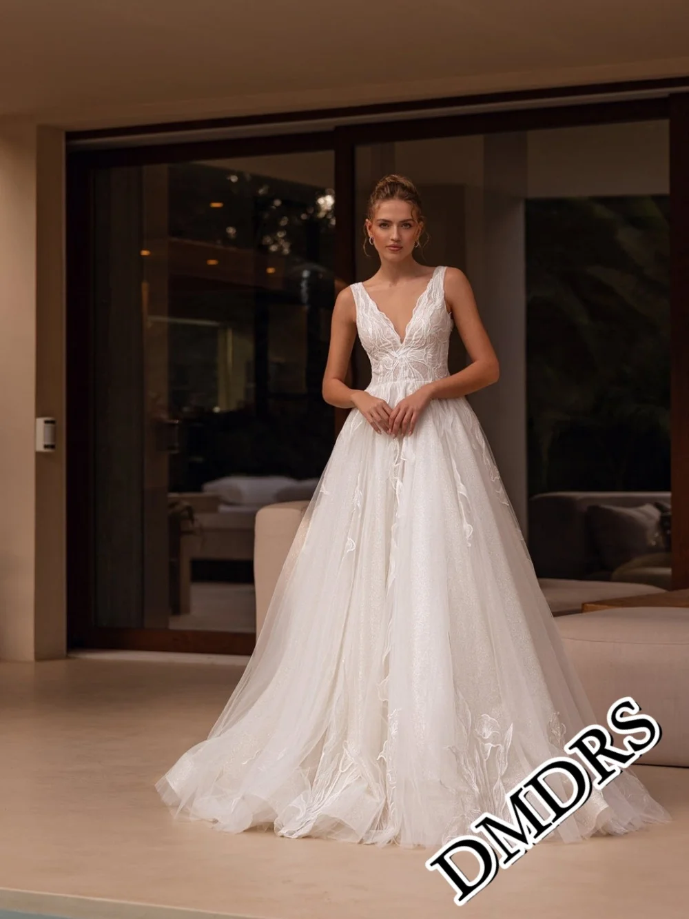 DMDRS Sexy Deep V Wedding Dress Romantic Appliqued A-Line Bridal Gown Charming Tulle Floor-Length Wedding Gown
DMDRS Sexy Deep V Wedding Dress Romantic Appliqued A-Line Bridal Gown Charming Tulle Floor-Length Wedding Gown