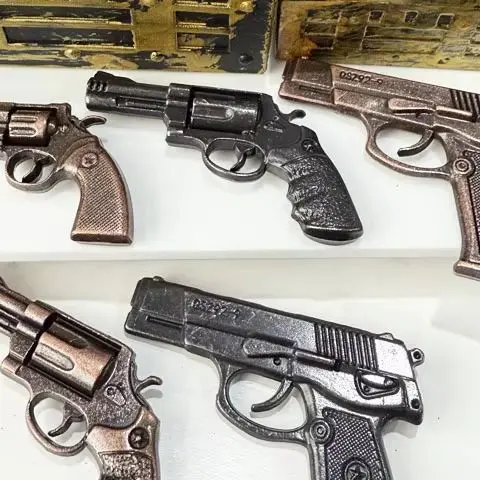 Miniature 1/12 Scale Dollhouse Revolver Shooting Toy, Soldier Scene Figurines, and Photo Prop Accessories
Miniature 1/12 Scale Dollhouse Revolver Shooting Toy, Soldier Scene Figurines, and Photo Prop Accessories