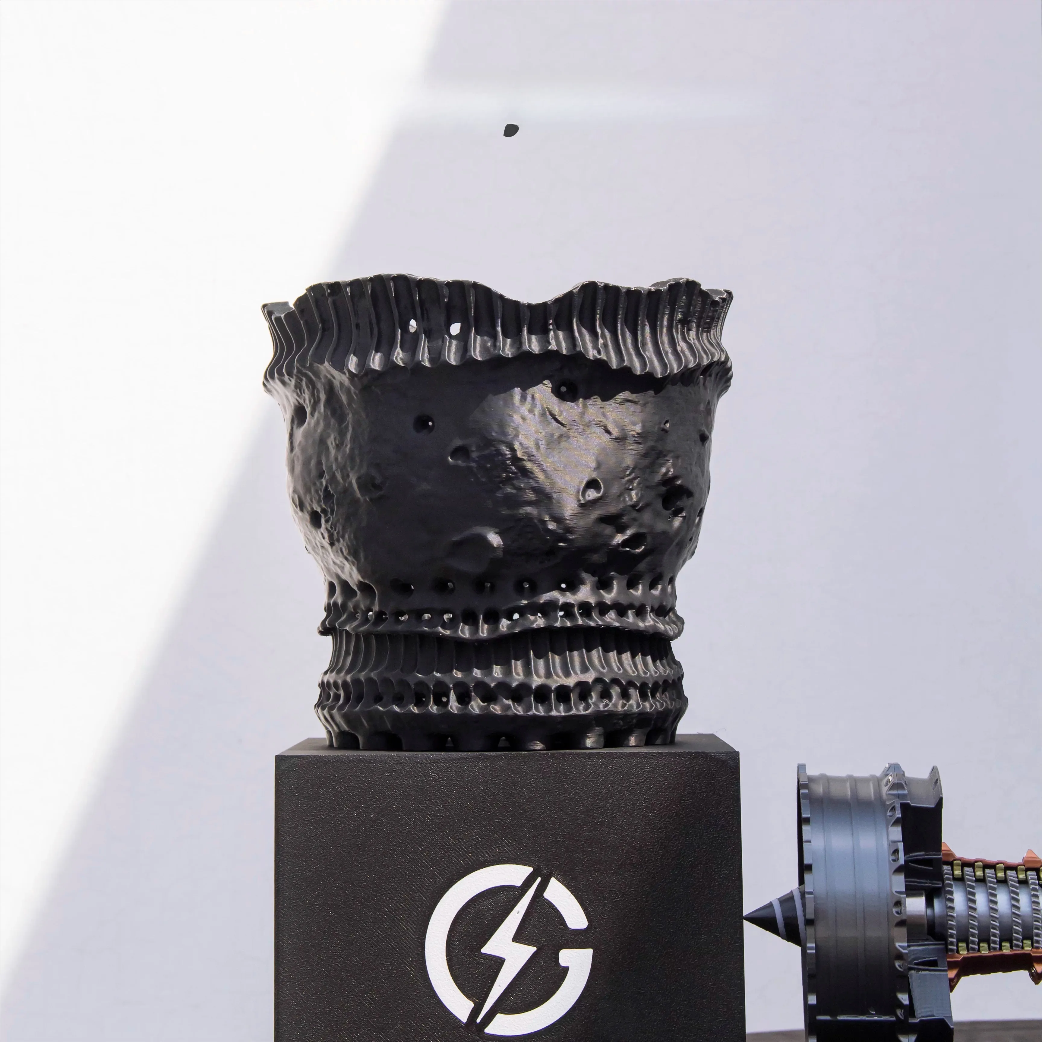 Готический цветочный горшок из смолы | Контроль роста корней и дышащий контейнер для каудексов и суккулентов | Модный темный декор
Готический цветочный горшок из смолы | Контроль роста корней и дышащий контейнер для каудексов и суккулентов | Модный темный декор